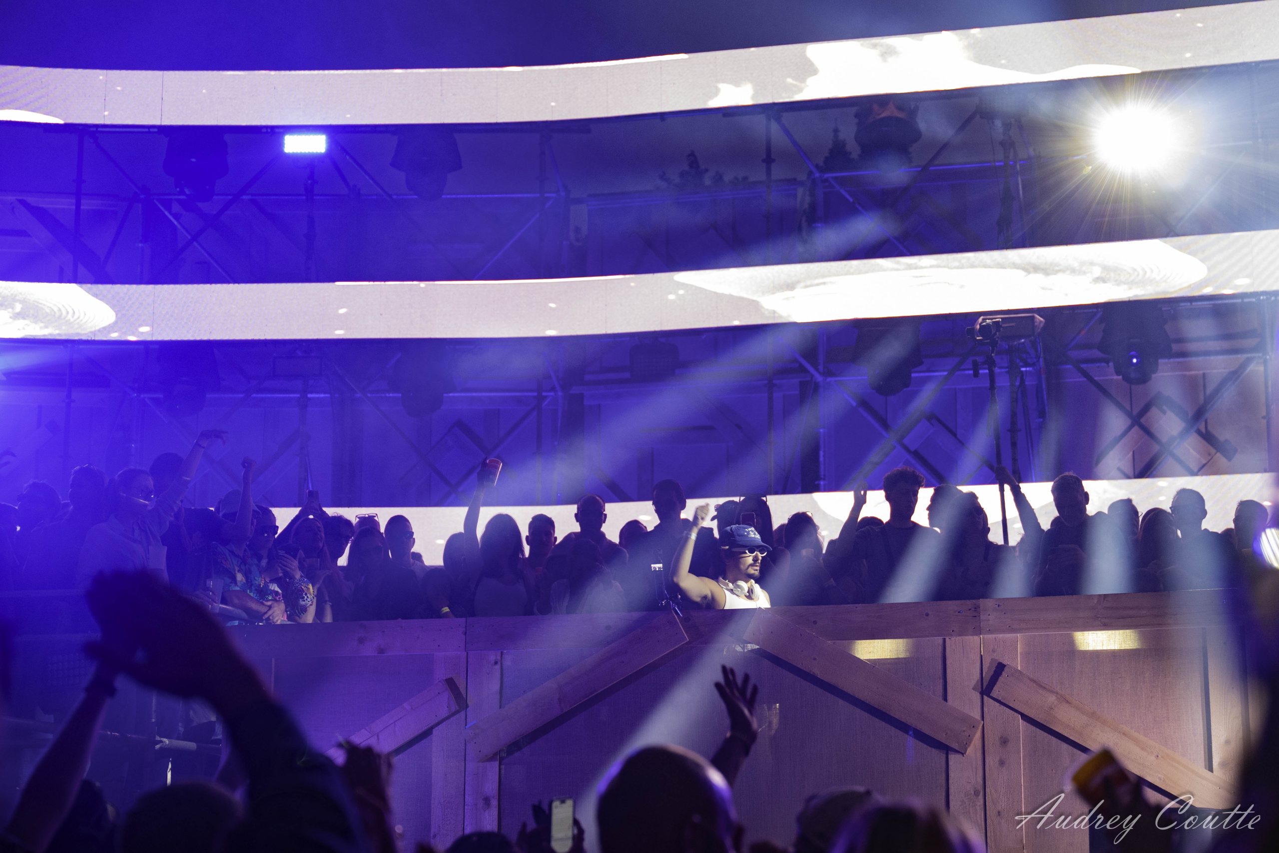 dj sur scene au festival muqsique electronique plein air de douai