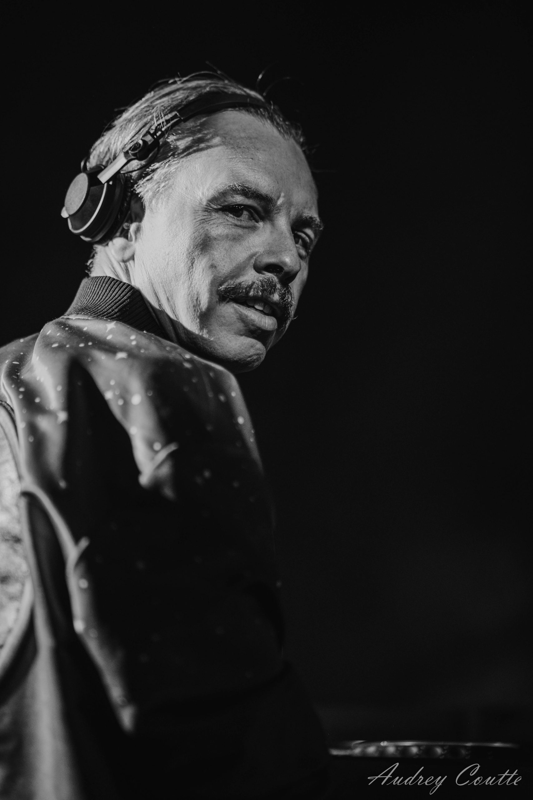 dj purple disco machine sur scene au festival musique electronique plein air de douai