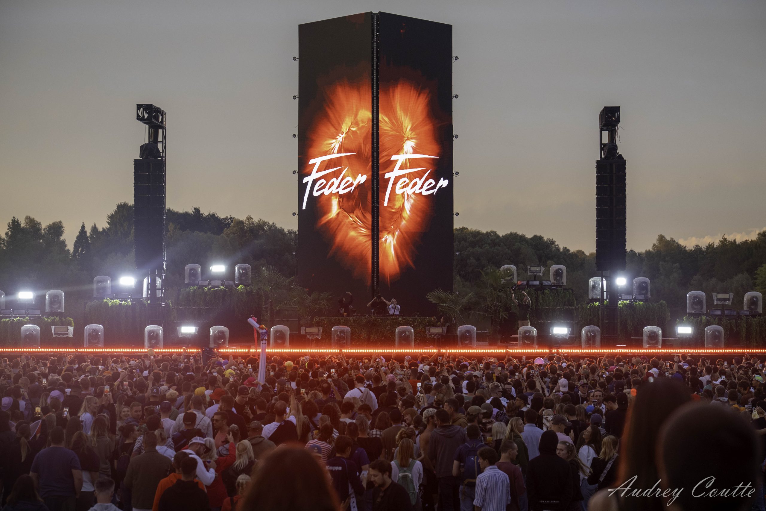 dj sur scene au festival musique electronique plein air de douai