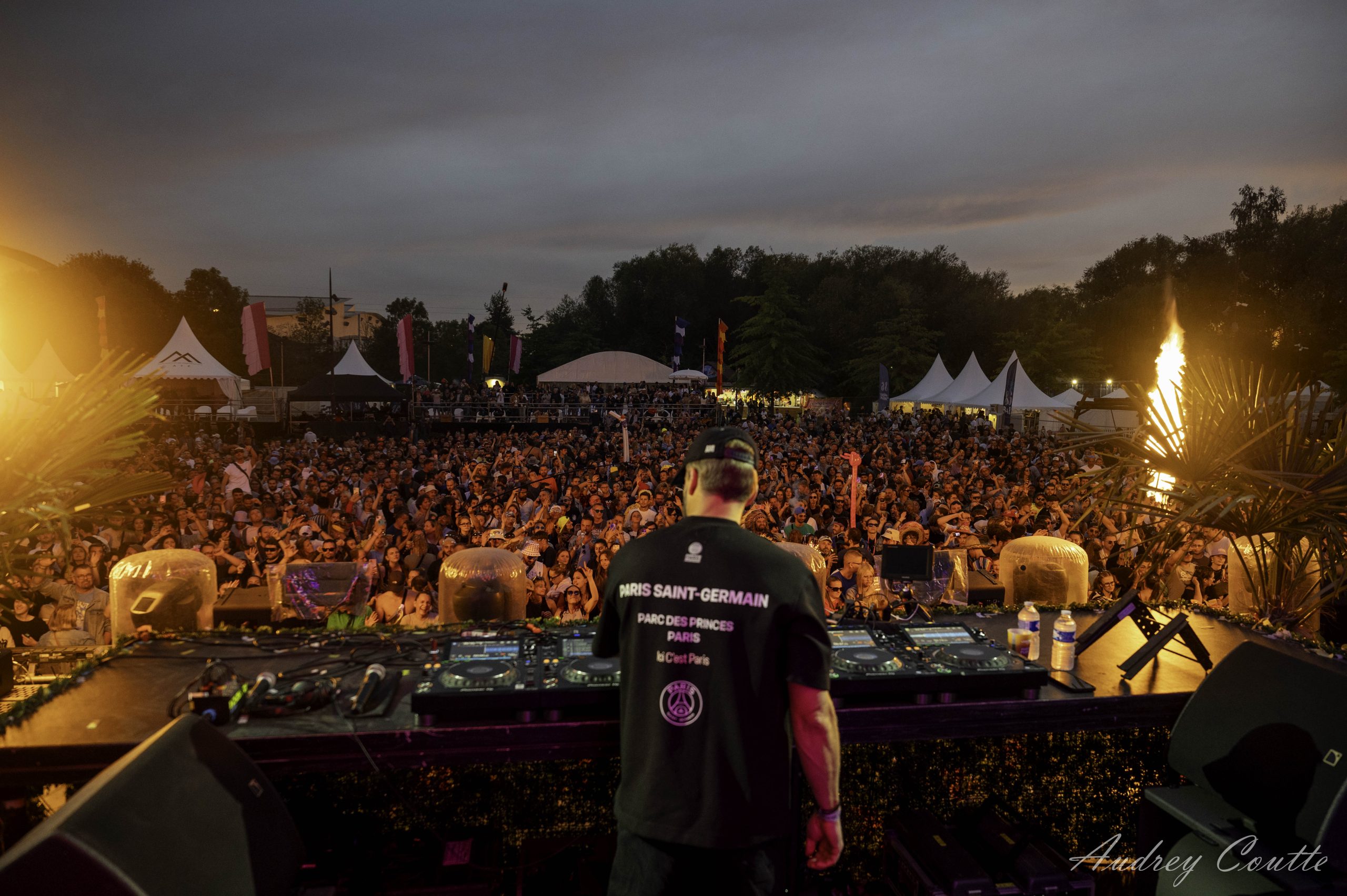 dj sur scene au festival musique electronique plein air de douai
