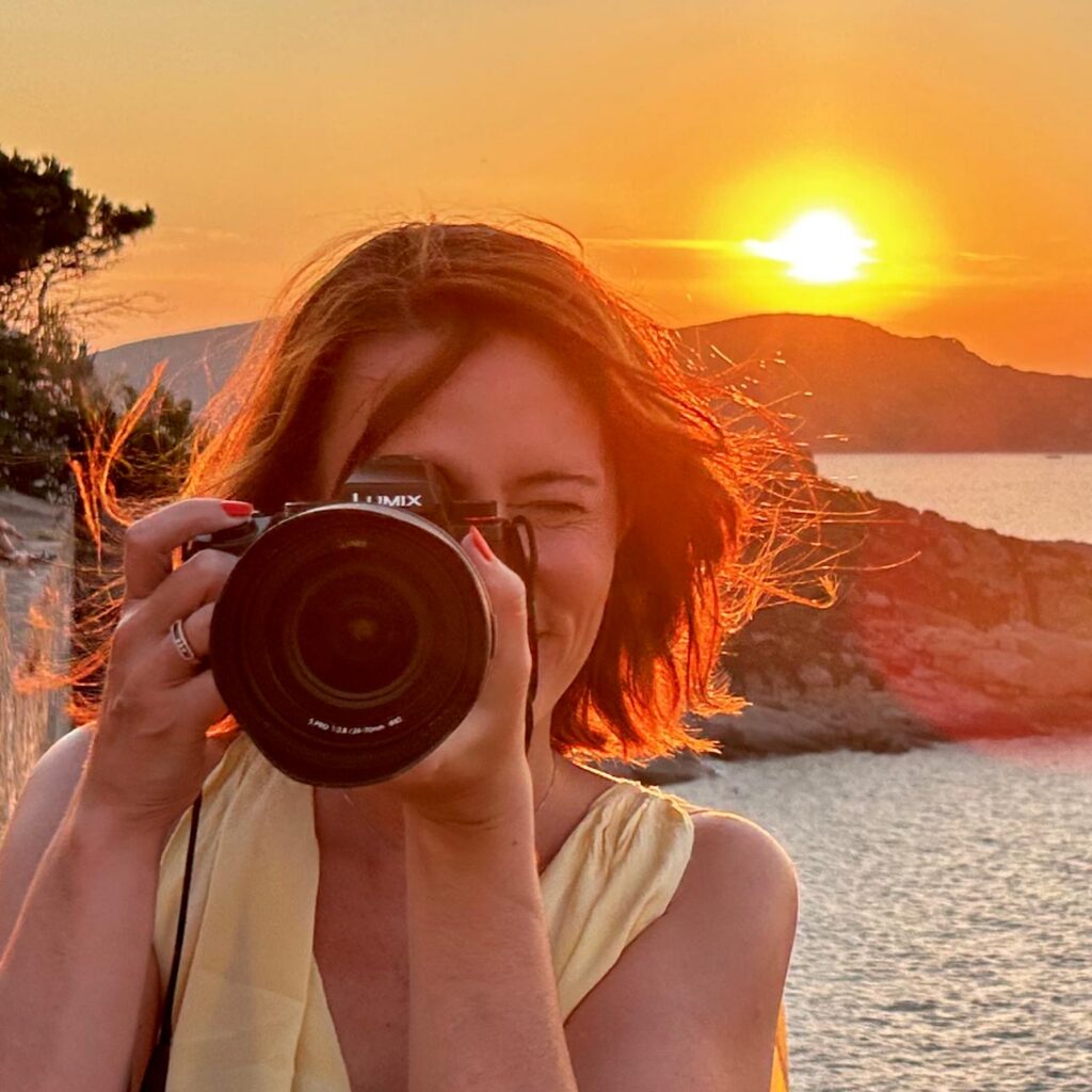 photo Audrey devant soleil couchant en Corse