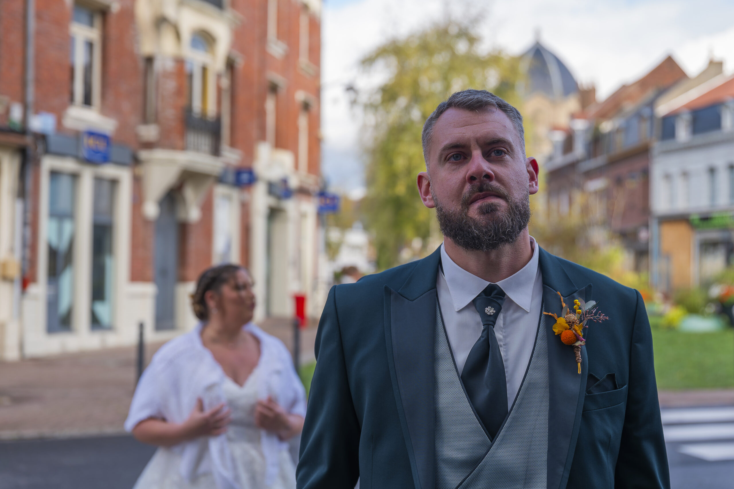 le marié se prépare au first look il est ému devant la mairie