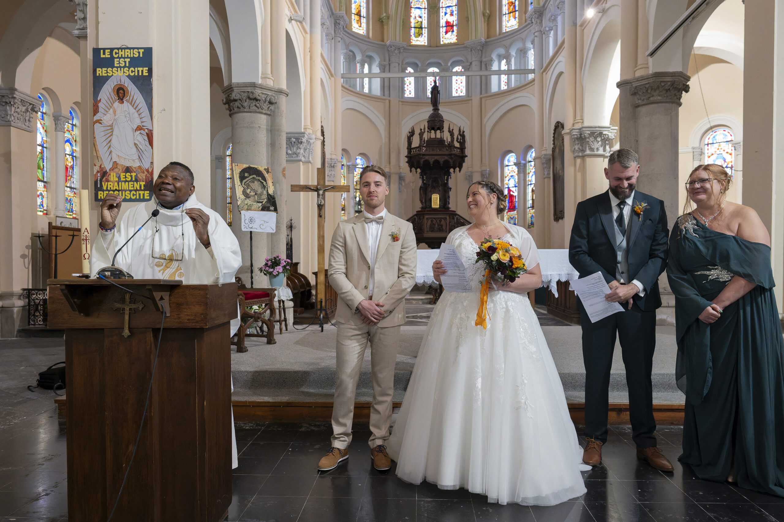 dans le choeur les mariés et filleu, belle mère ecoutant le mot d'accueil du pretre