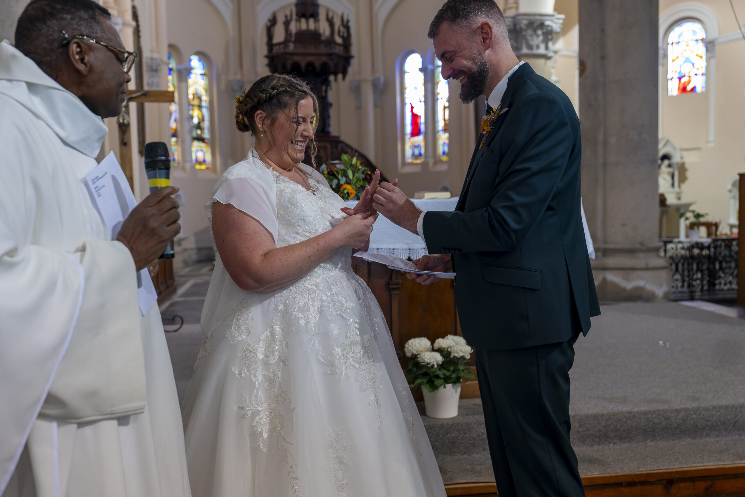 photo de couple marié echange des alliances eglise