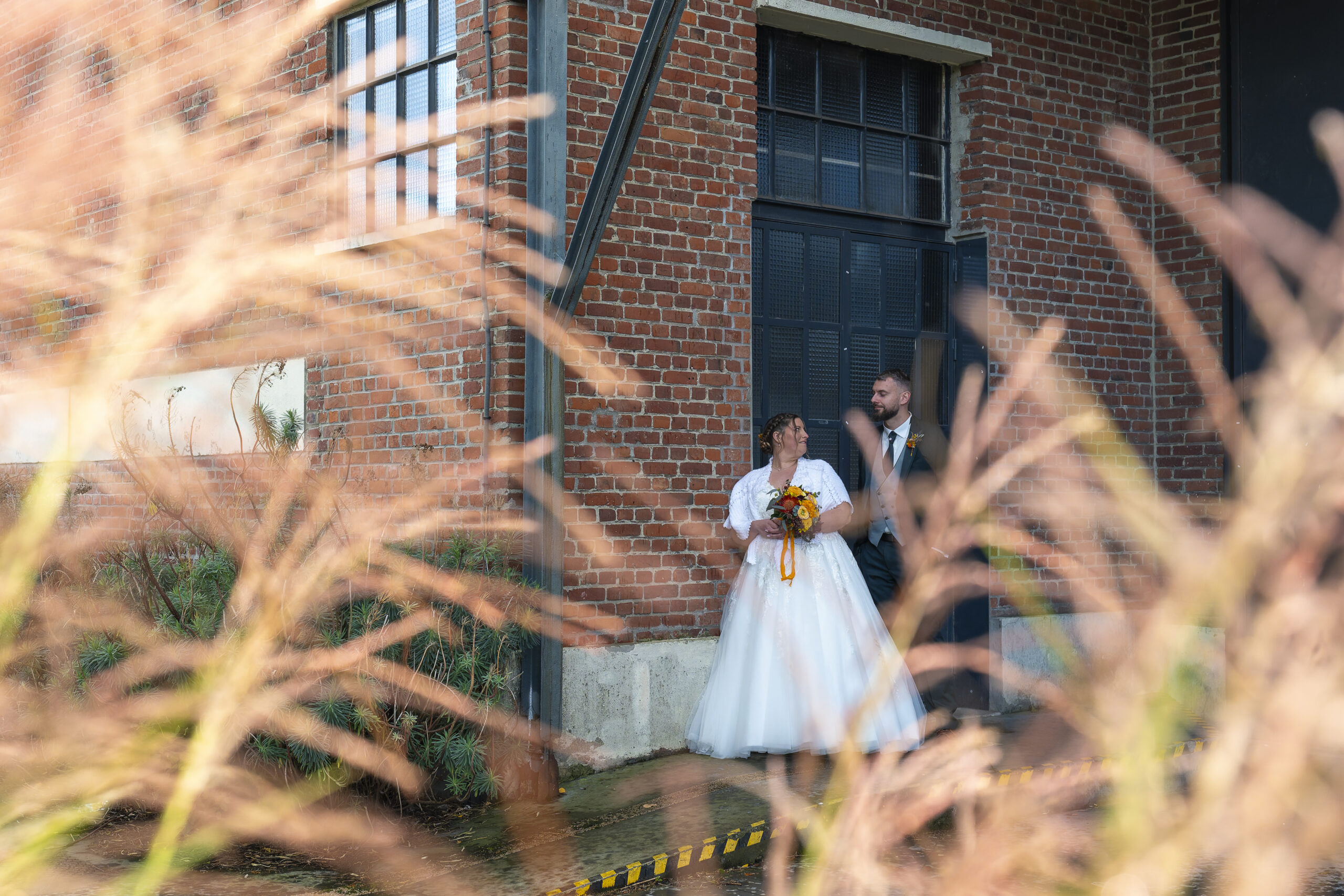 photo de couple marié dans un site minier, plante au premier plan