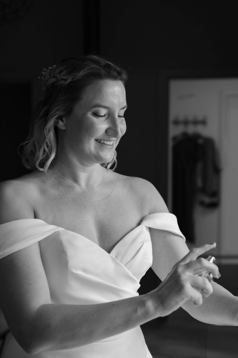 photo mariée qui se met du parfum