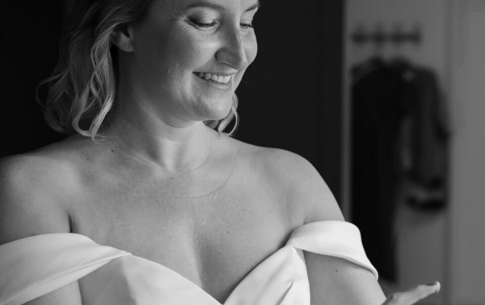 photo mariée qui se met du parfum