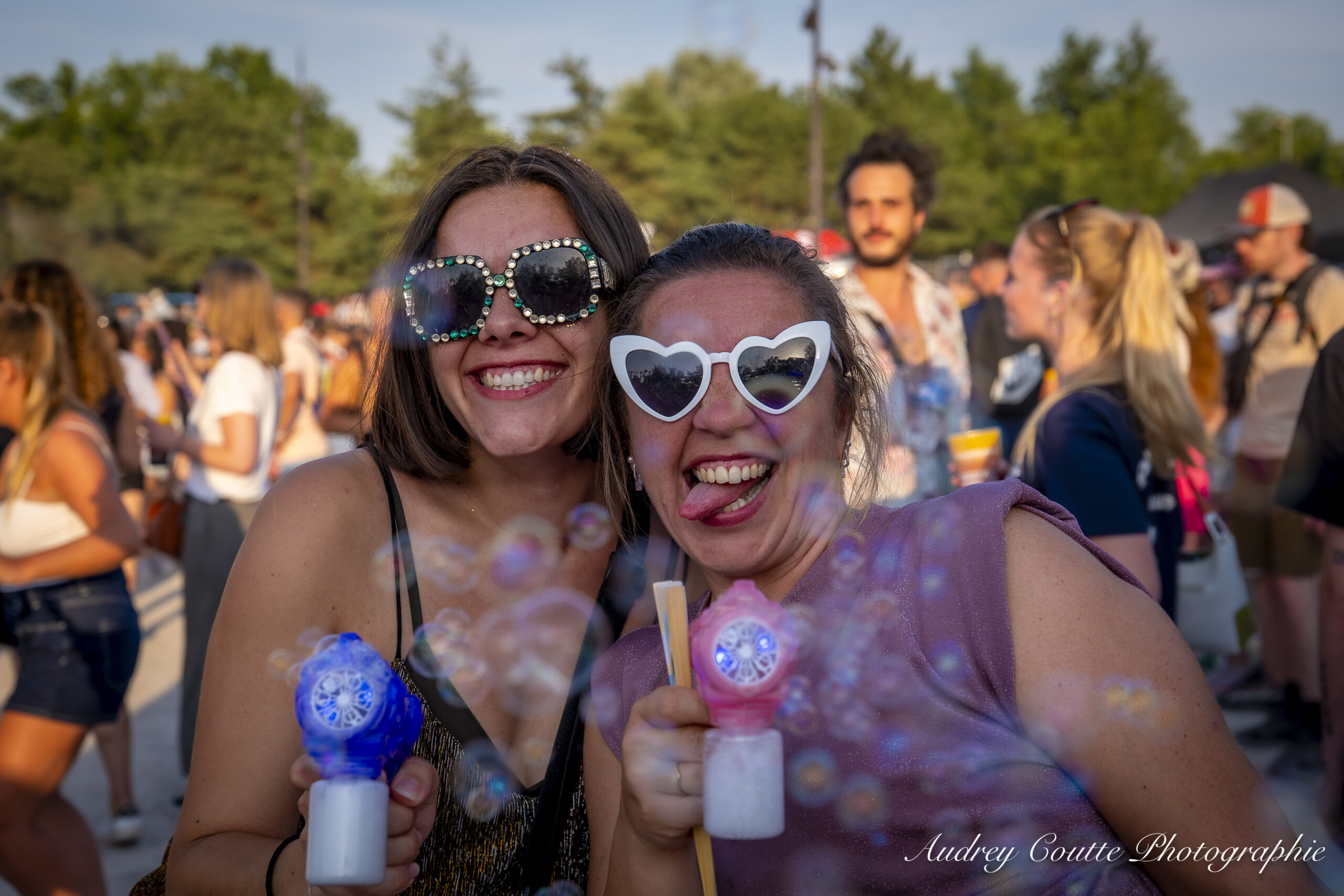 2 festivalieres qui envoient des bulles avec des pistolets