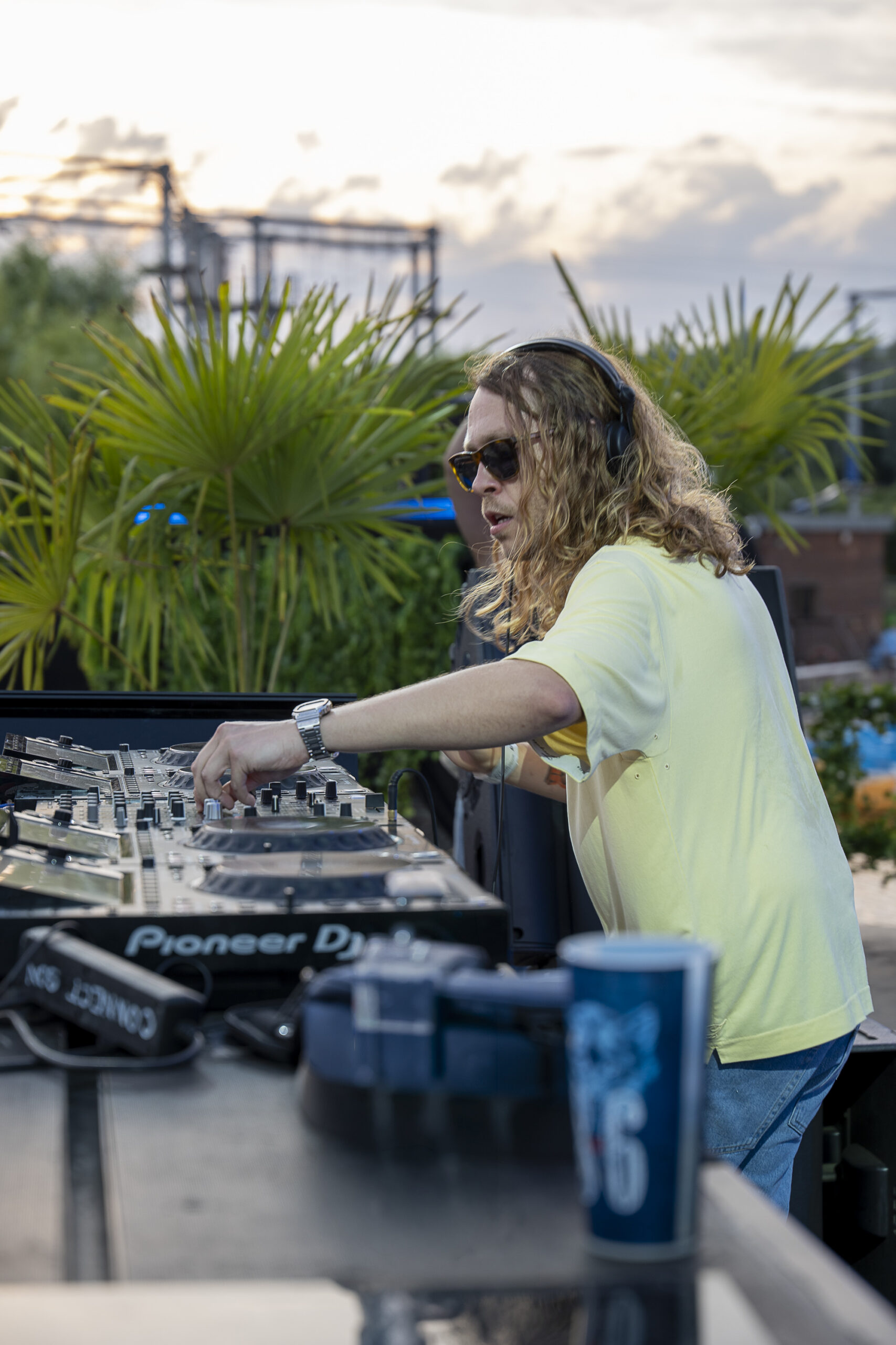 dj joris delacroix qui mixe sur la scene