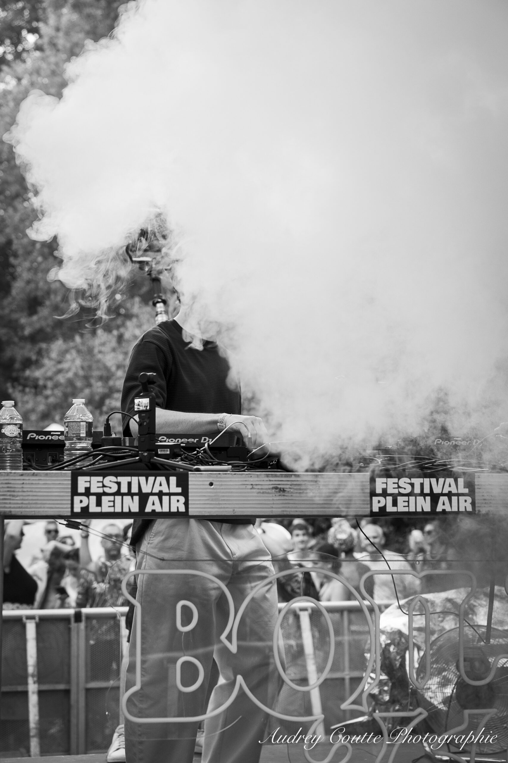 dj qui mixe dans un nuage de fumée