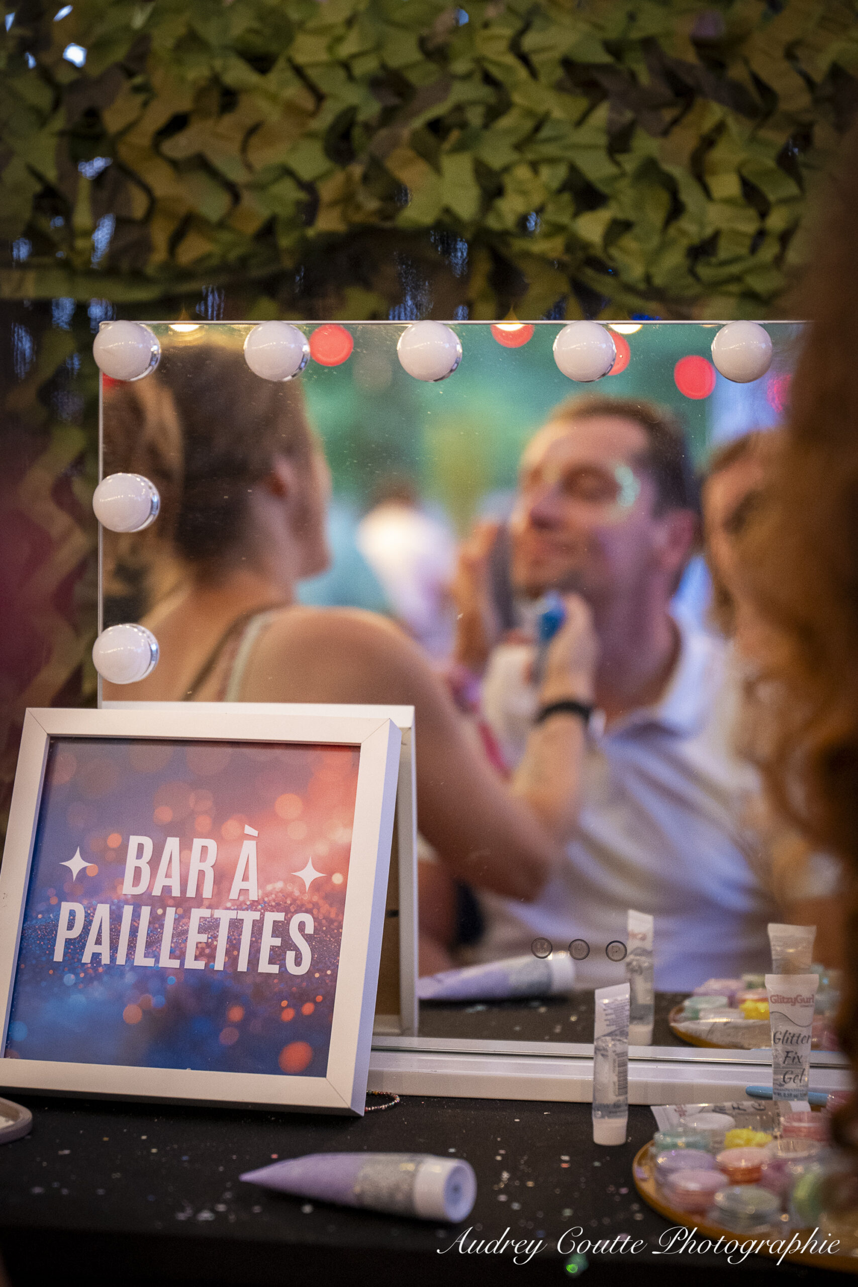 festivalier que se fait maquiller au bar a paillette