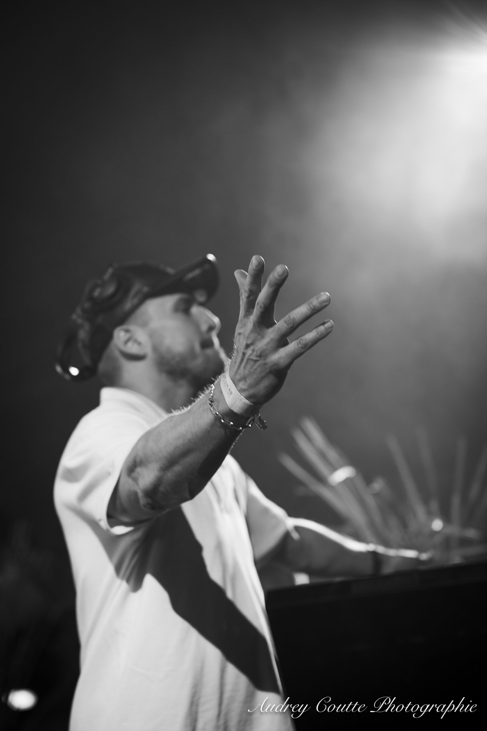 dj feder qui leve la main devant la lune
