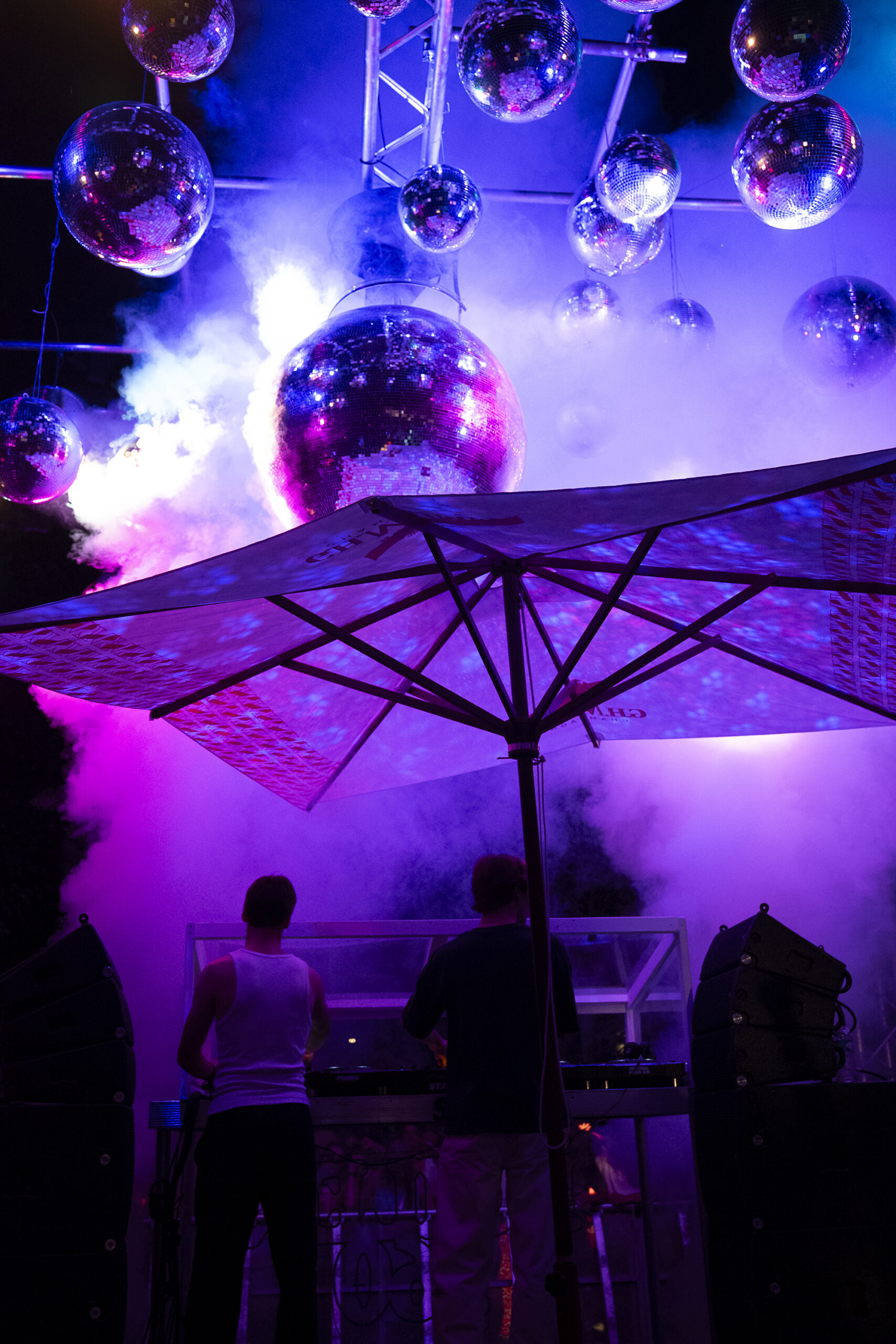 scene disco avec boule a facette