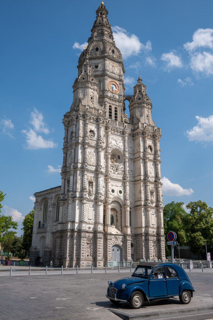 tour abbatiale de saint amand les eaux avec voiture deux chevaux garée devant