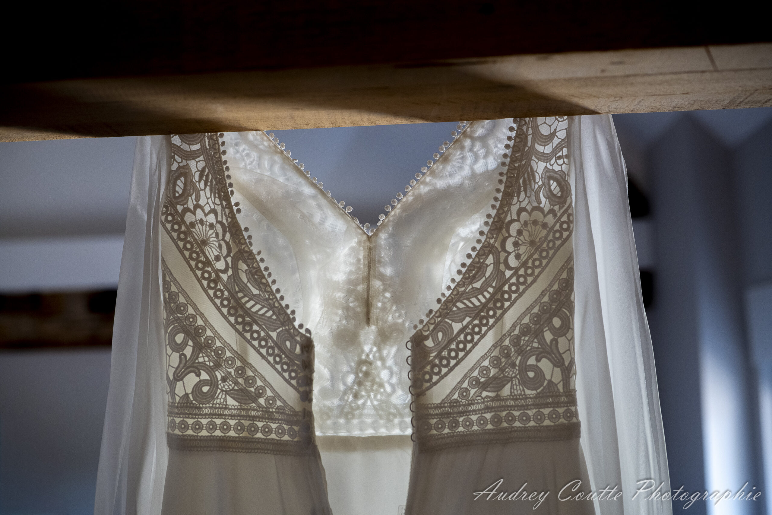 Mariage Manon & Lewis au Chateau de Morbecque, la robe de mariée est suspendue