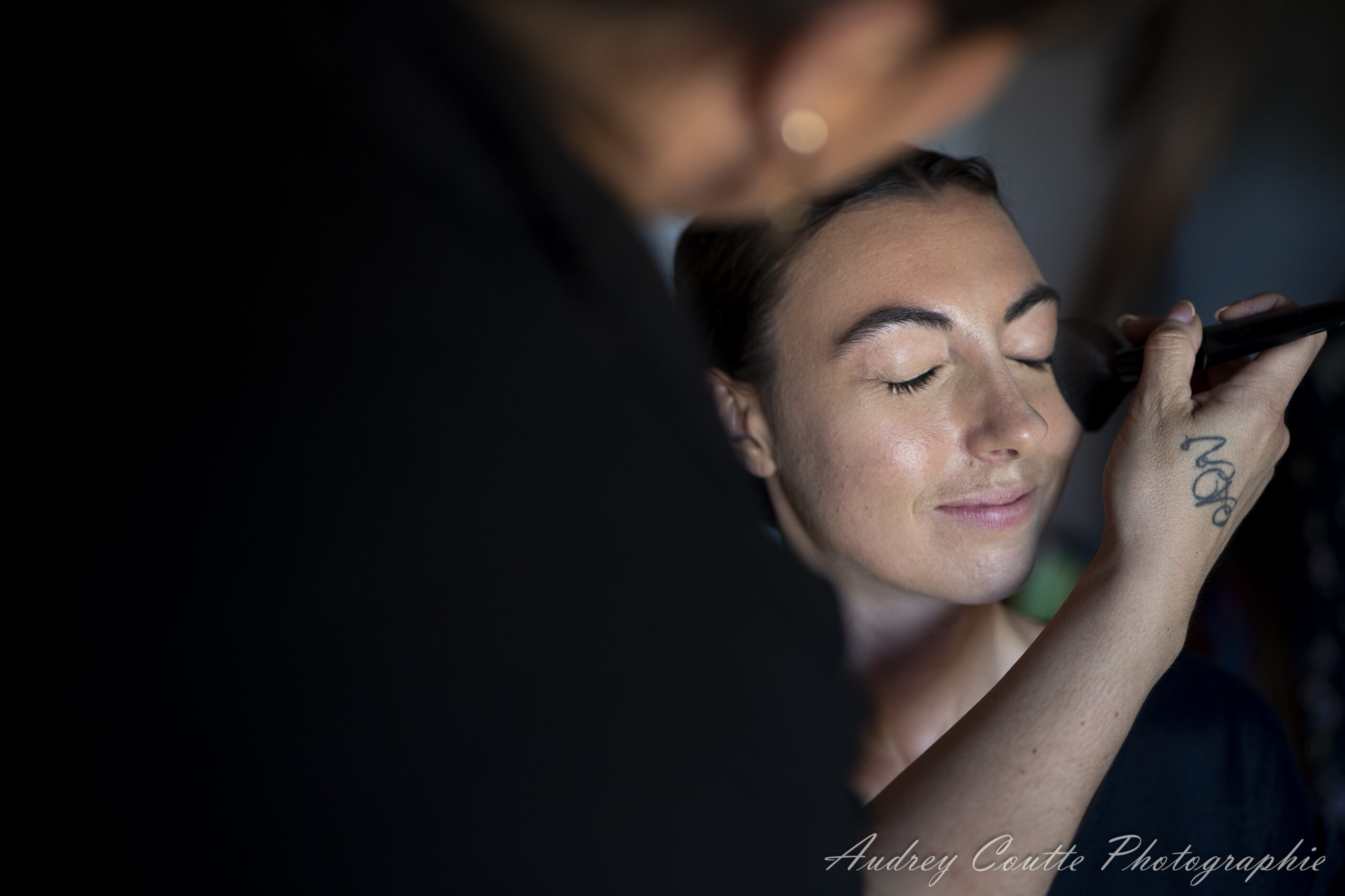 Mariage Manon & Lewis au Chateau de Morbecque, la mariée se fait maquiller