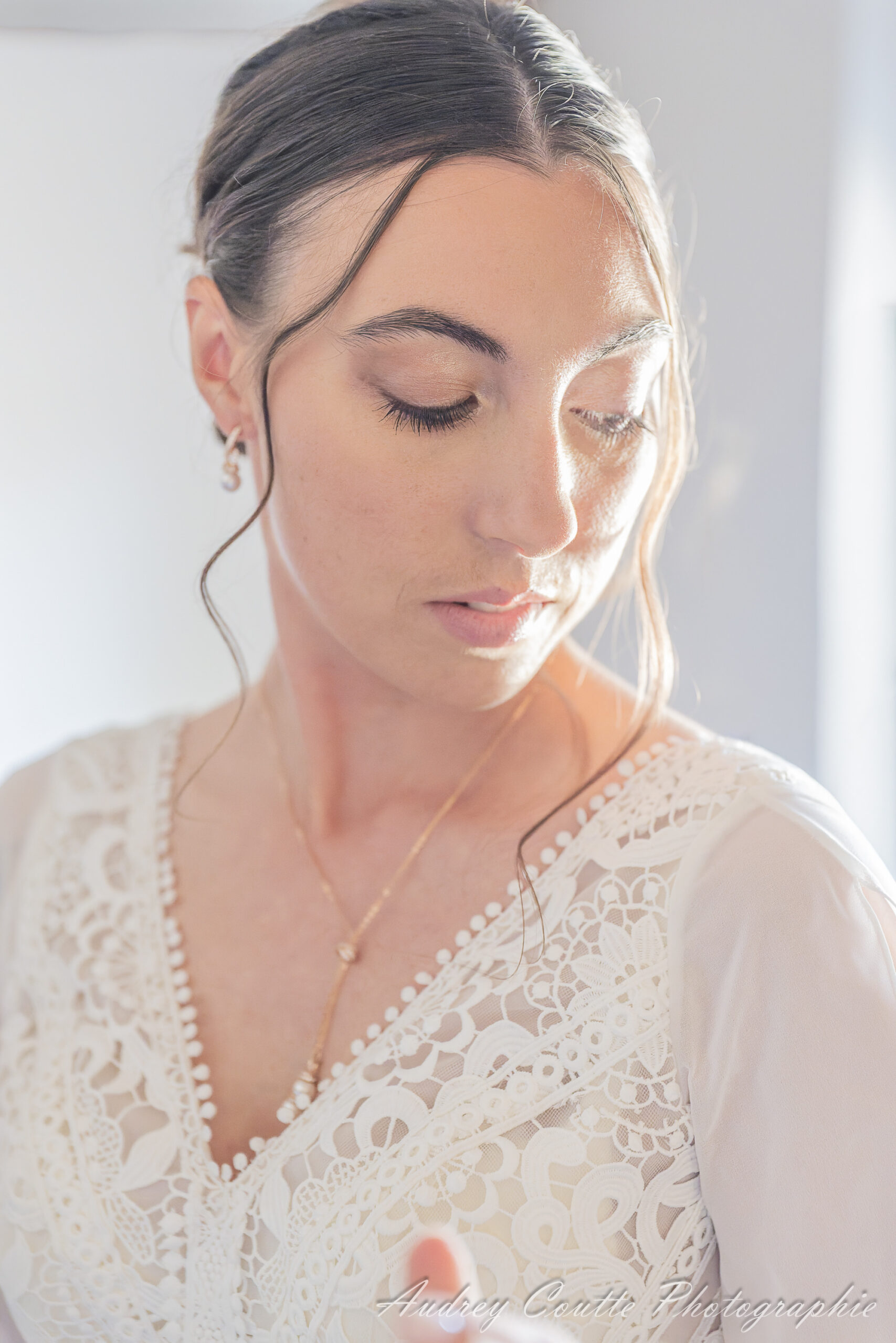 Mariage Manon & Lewis au Chateau de Morbecque, marié met sa robe avec ses temoins