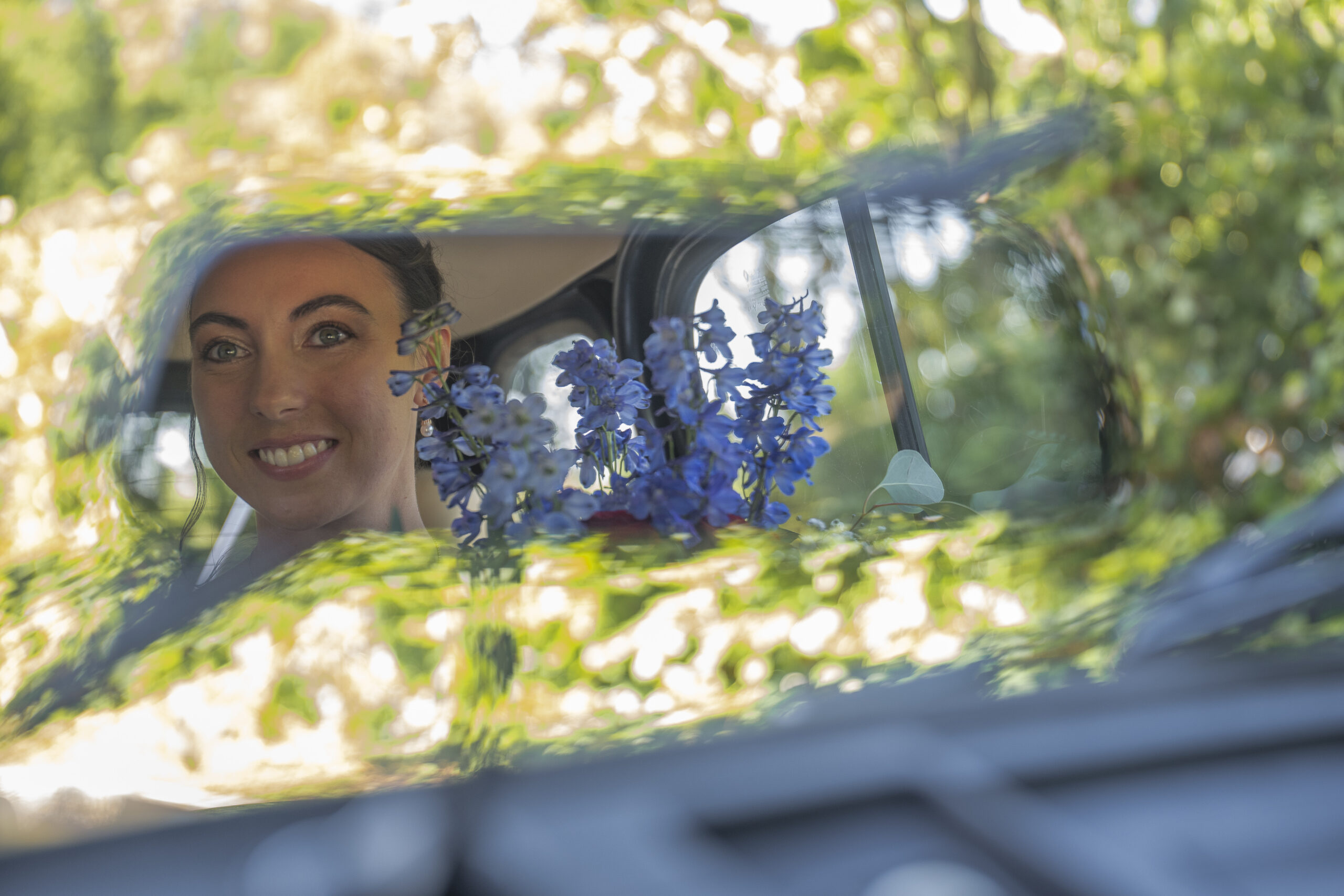 Mariage Manon & Lewis au Chateau de Morbecque, mariée qui rentre dans la voiture