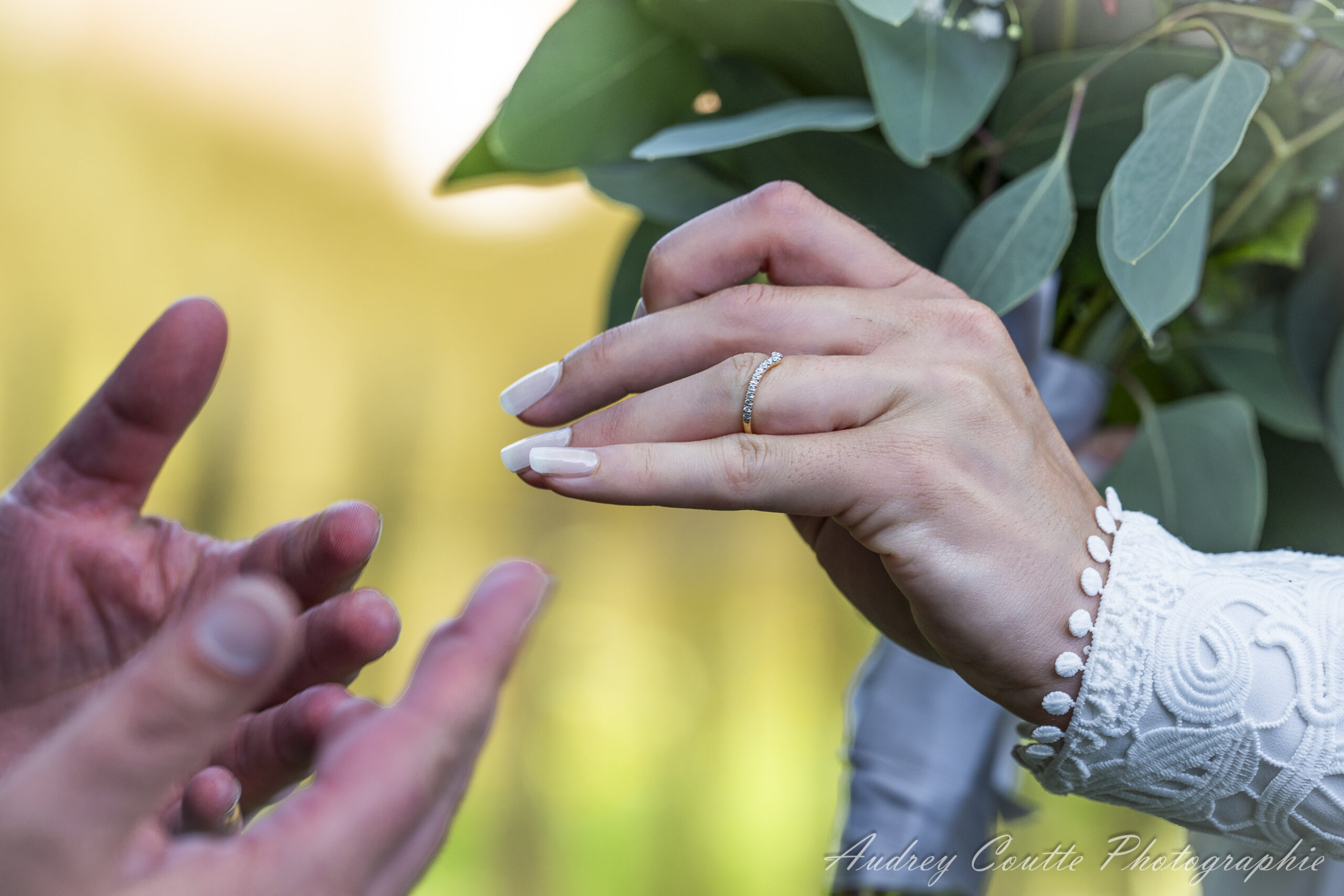 Mariage Manon & Lewis au Chateau de Morbecque, mariés qui s'échangent les alliances