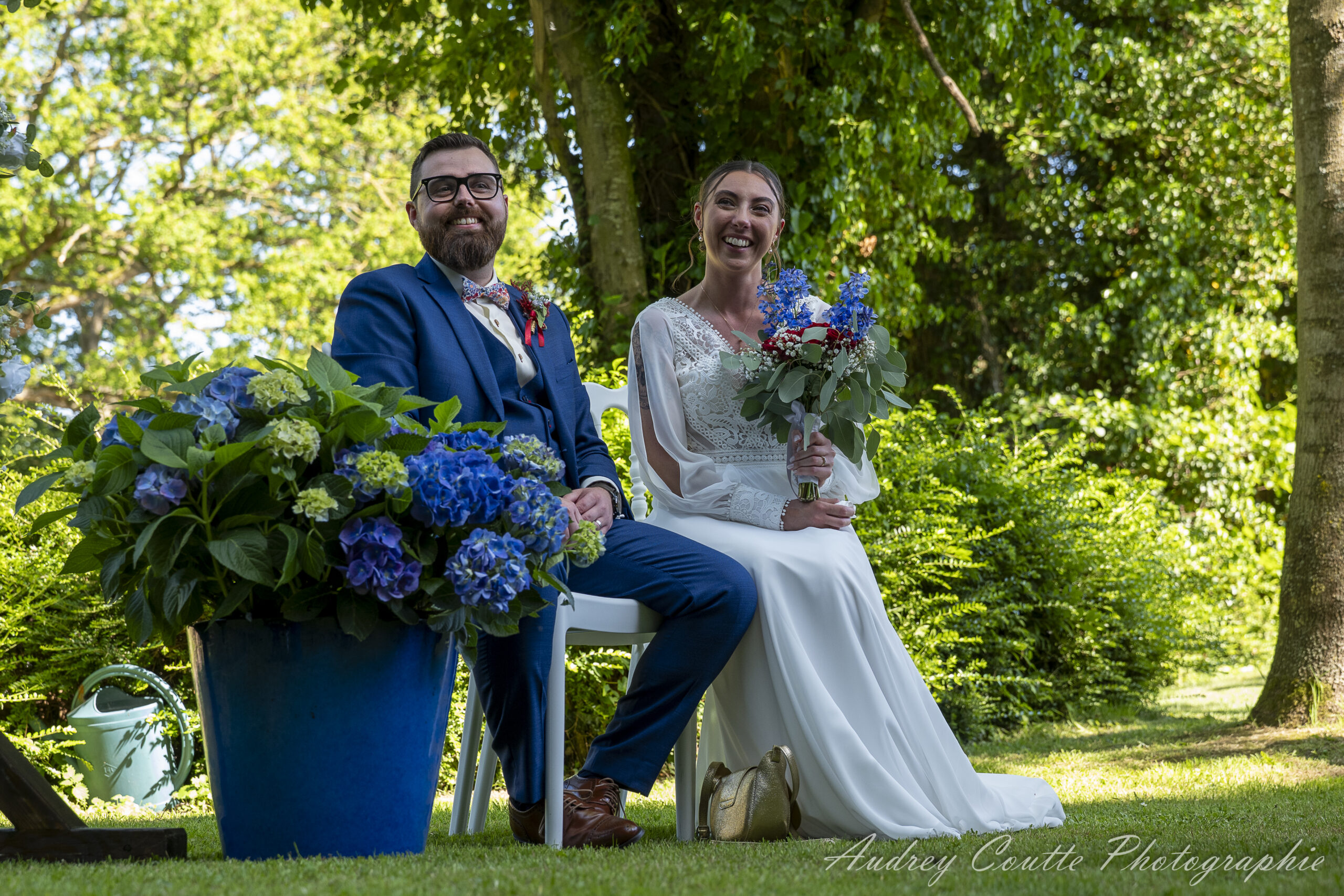 Mariage Manon & Lewis au Chateau de Morbecque, mariés à la cérémonie laique qui écoutent les discours