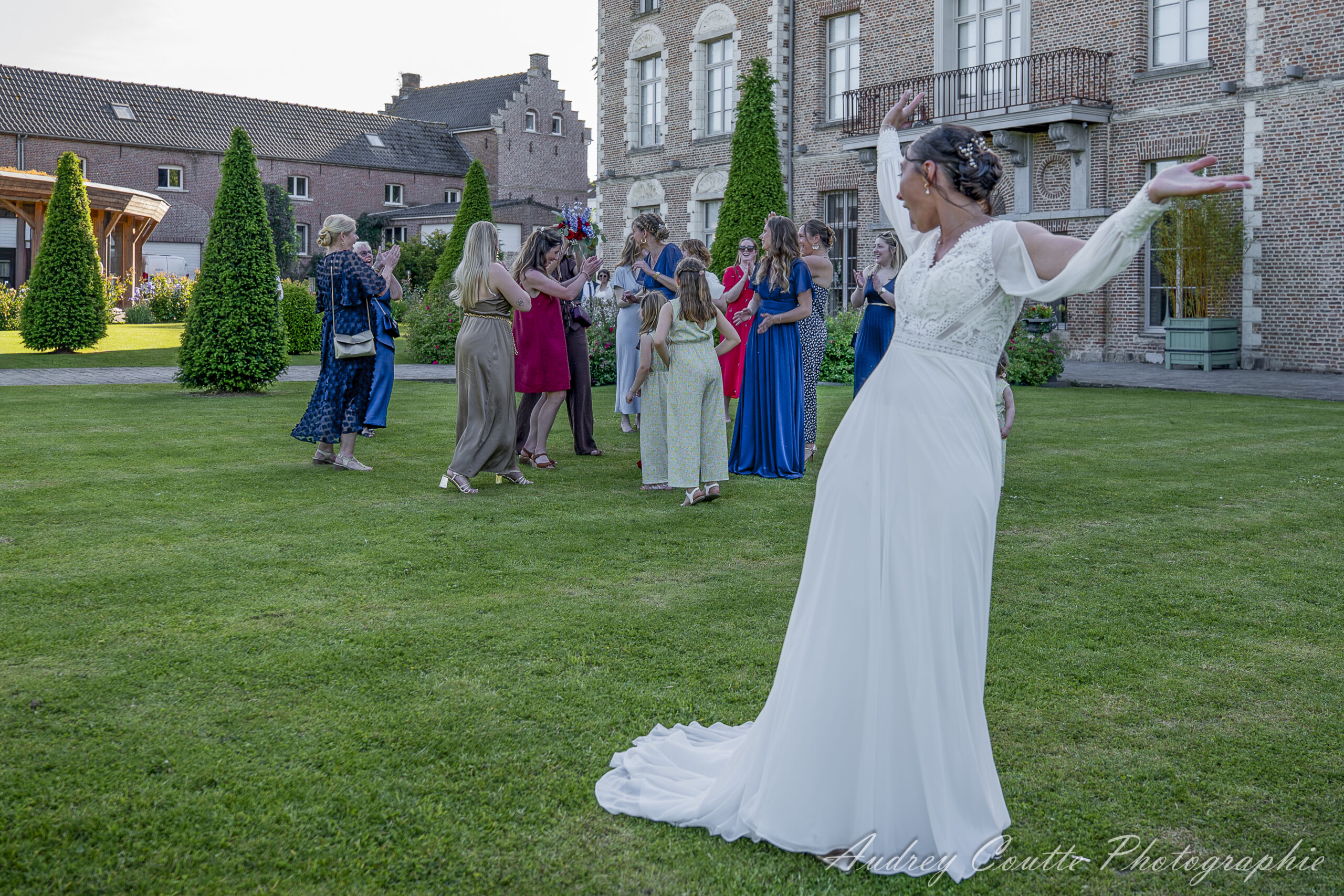 Mariage Manon & Lewis au Chateau de Morbecque, mariée qui lance le bouquet de fleurs