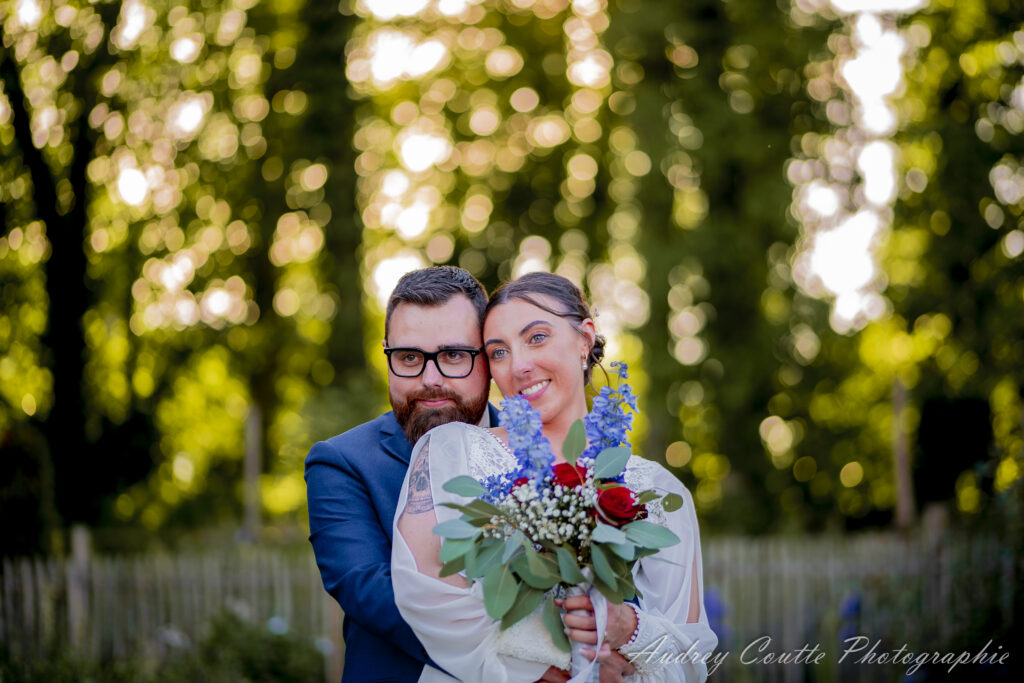 Mariage Manon & Lewis au Chateau de Morbecque photo de couple dans le parc