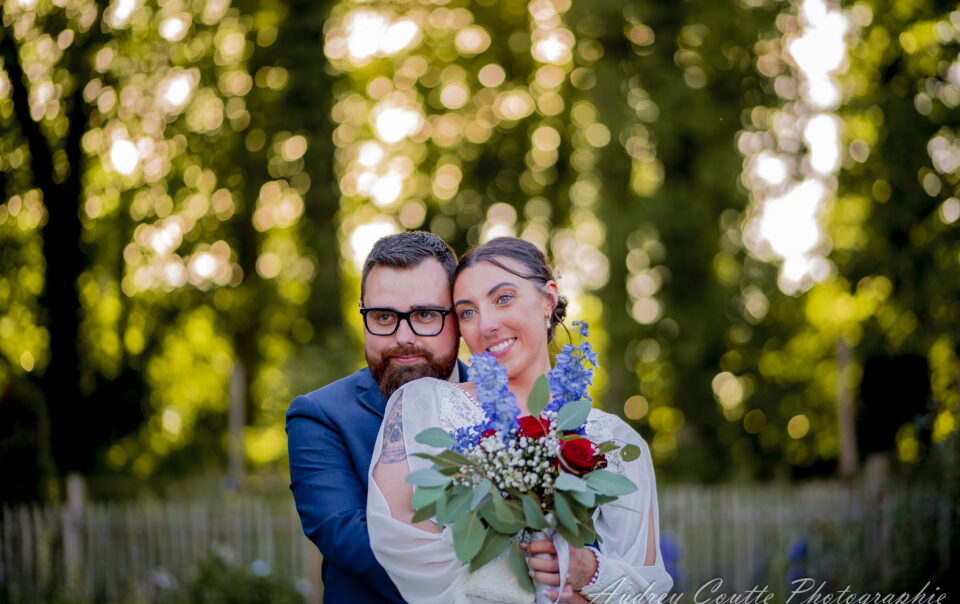 Mariage Manon & Lewis au Chateau de Morbecque photo de couple dans le parc