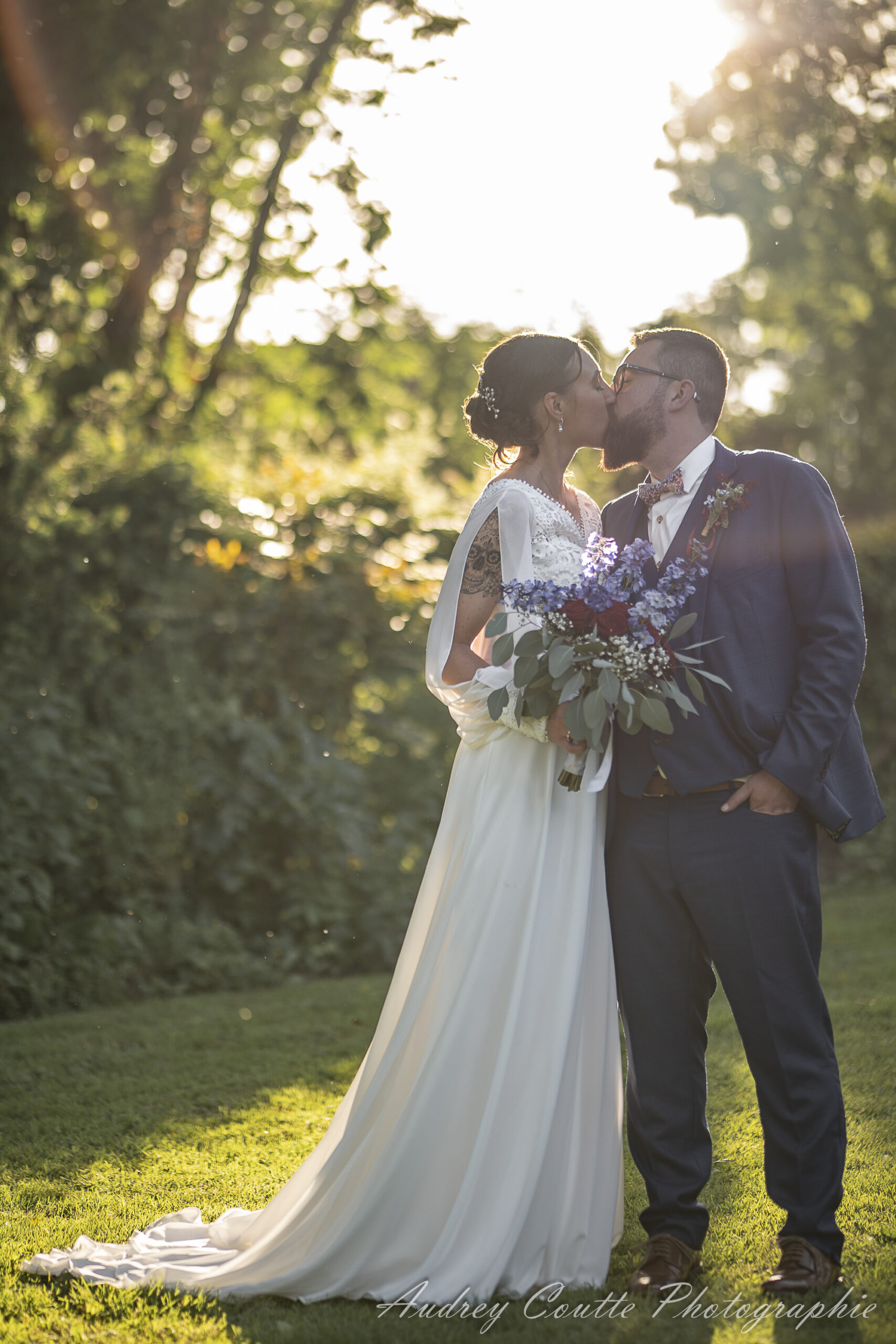Mariage Manon & Lewis au Chateau de Morbecque, photo de couple dans le parc du château