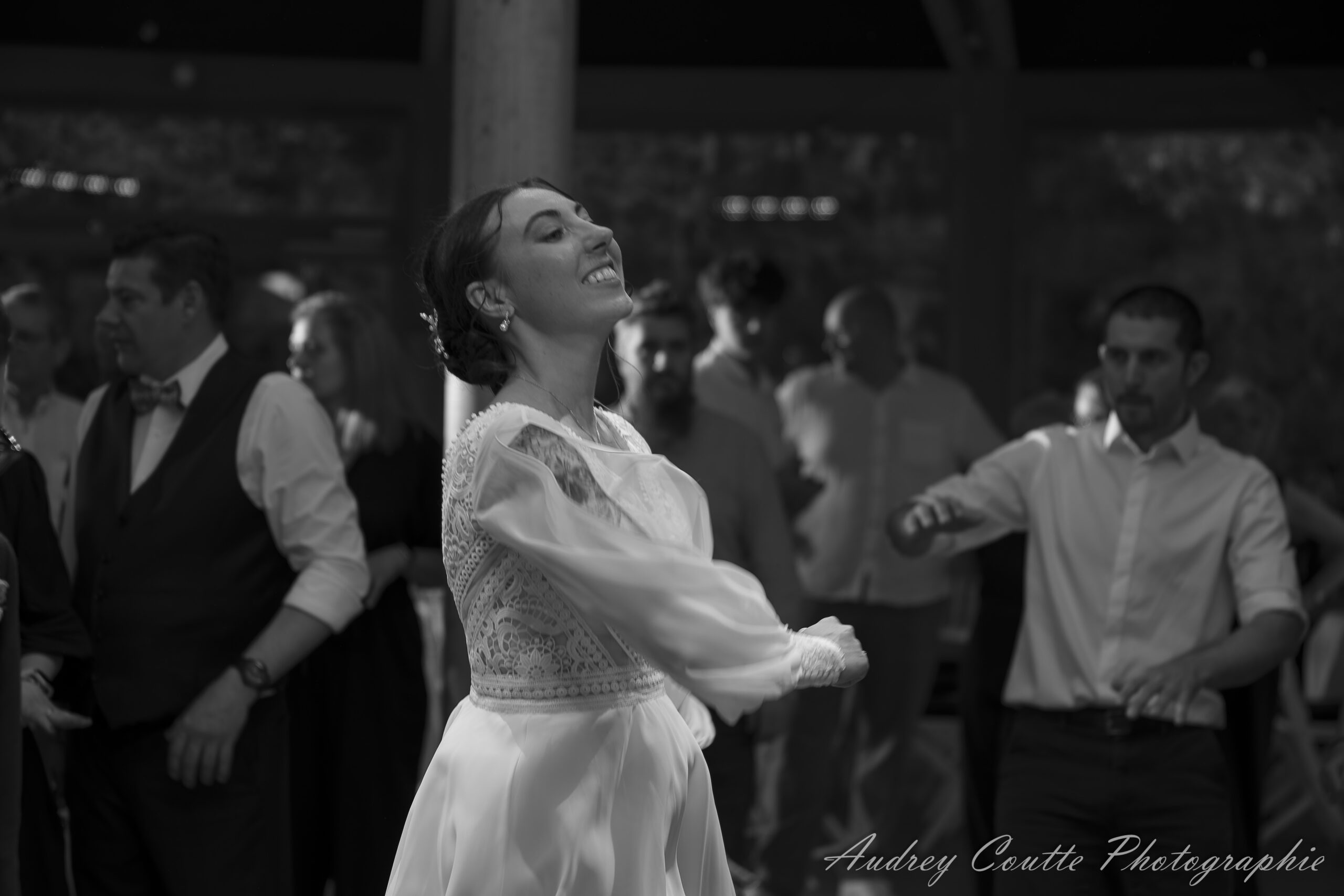 Mariage Manon & Lewis au Chateau de Morbecque, la marié danse pour l'ouverture de bal