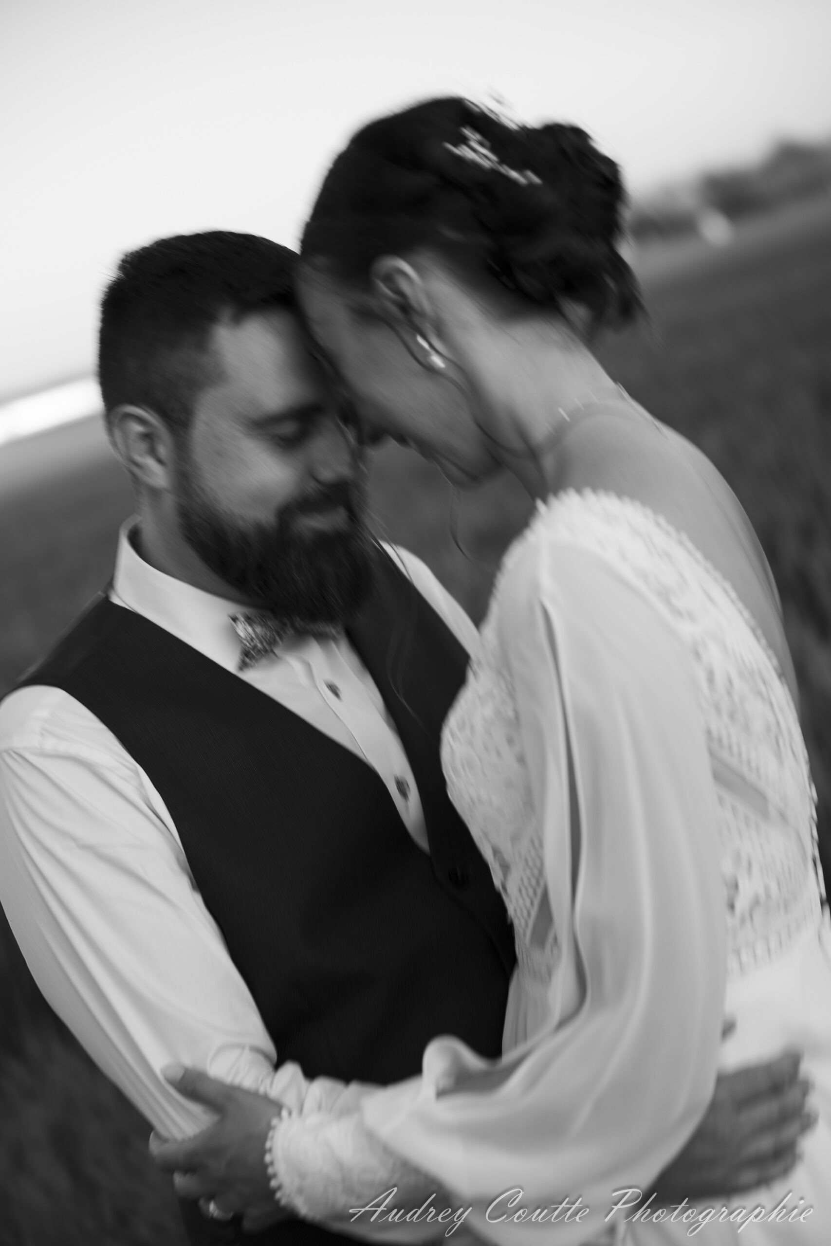 Mariage Manon & Lewis au Chateau de Morbecque, photo de couple dans un champ au coucher du soleil
