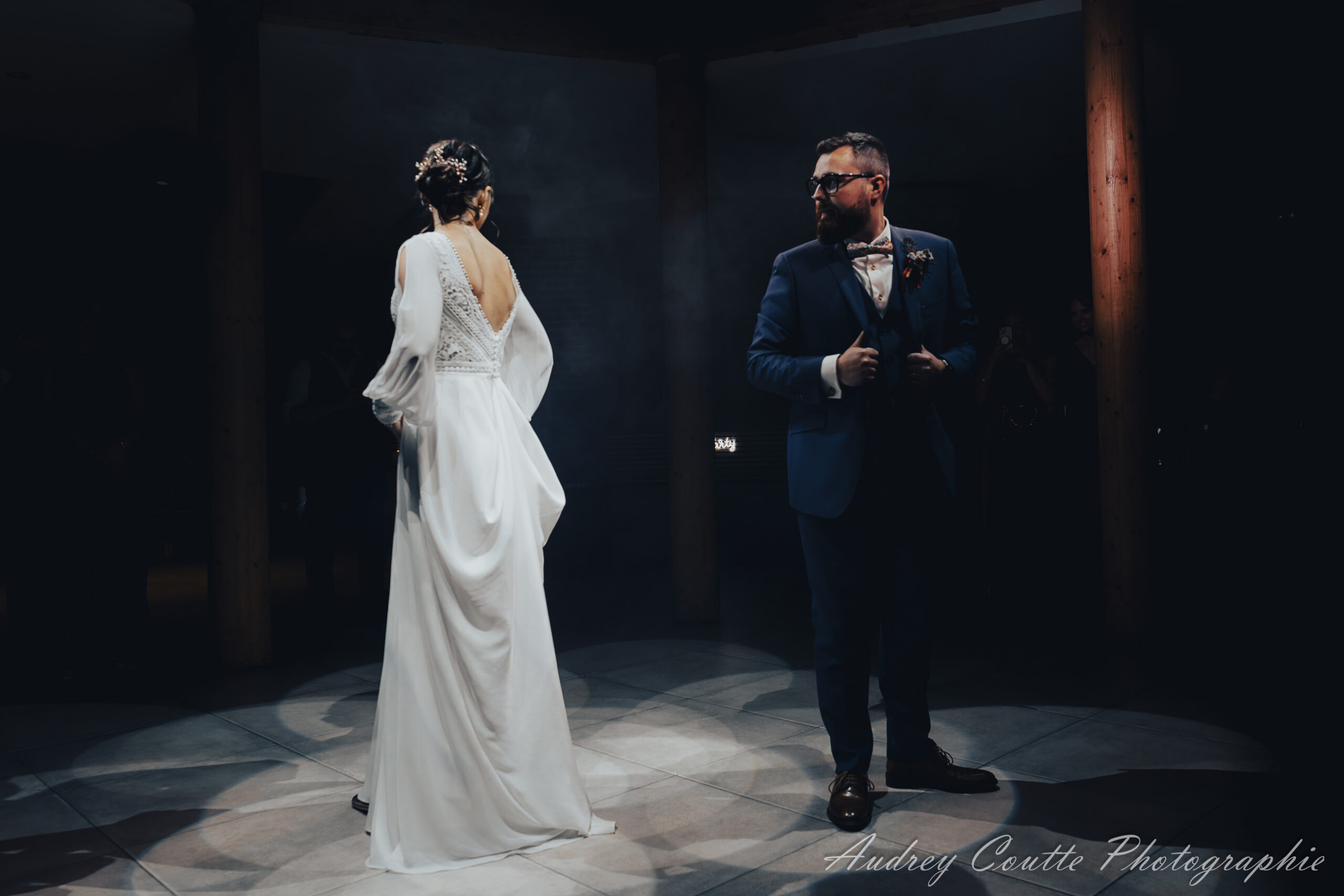 Mariage Manon & Lewis au Chateau de Morbecque, photo de couple qui danse pour l'ouverture de bal