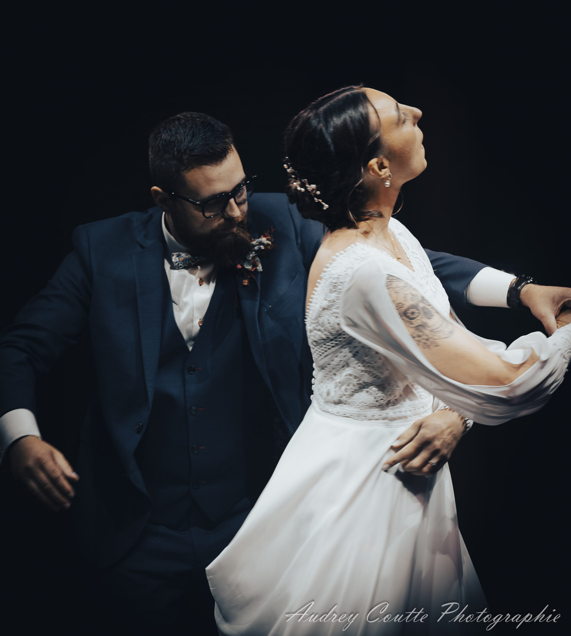 Mariage Manon & Lewis au Chateau de Morbecque, photo de couple qui danse pour l'ouverture de bal