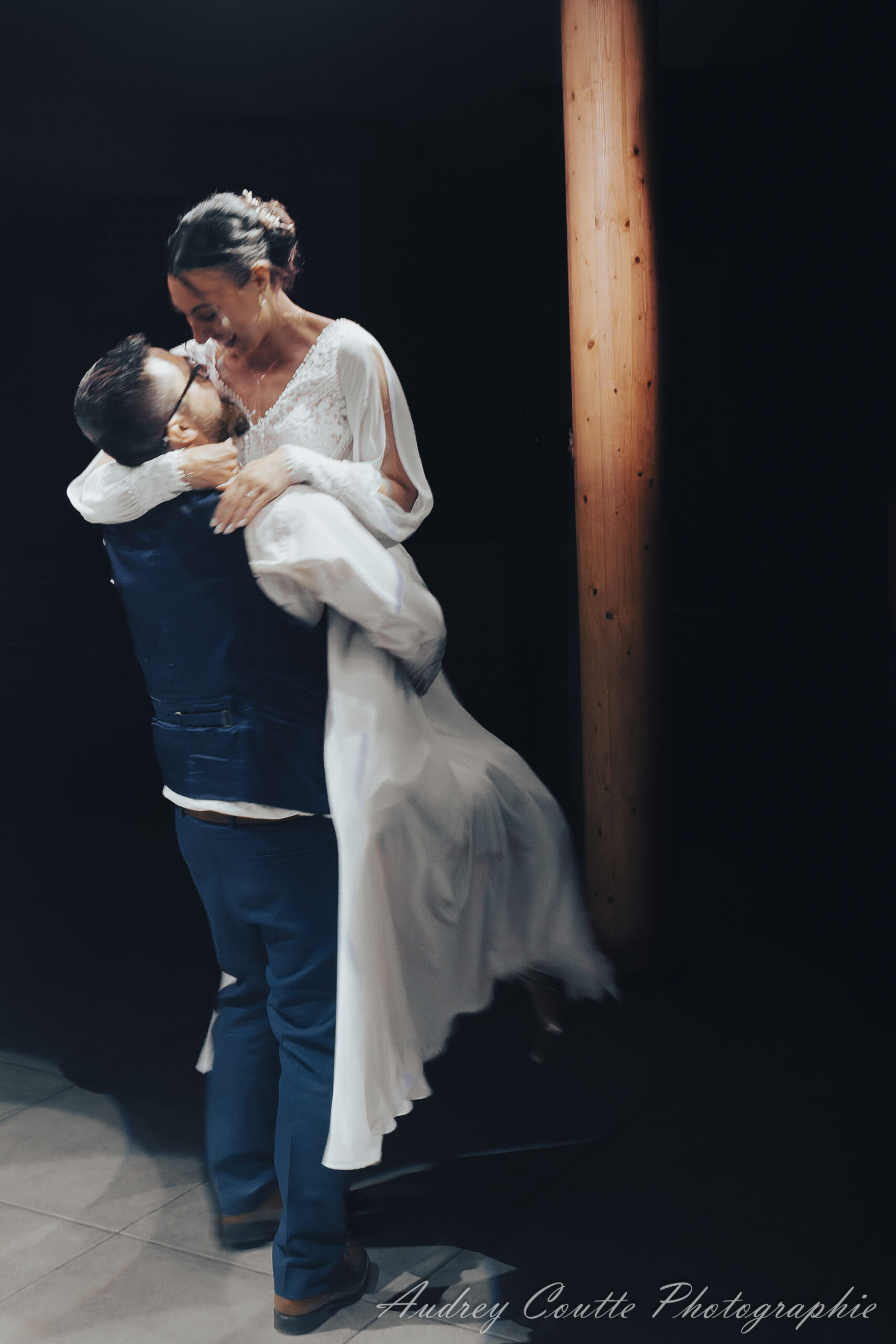 Mariage Manon & Lewis au Chateau de Morbecque, photo de couple qui danse pour l'ouverture de bal
