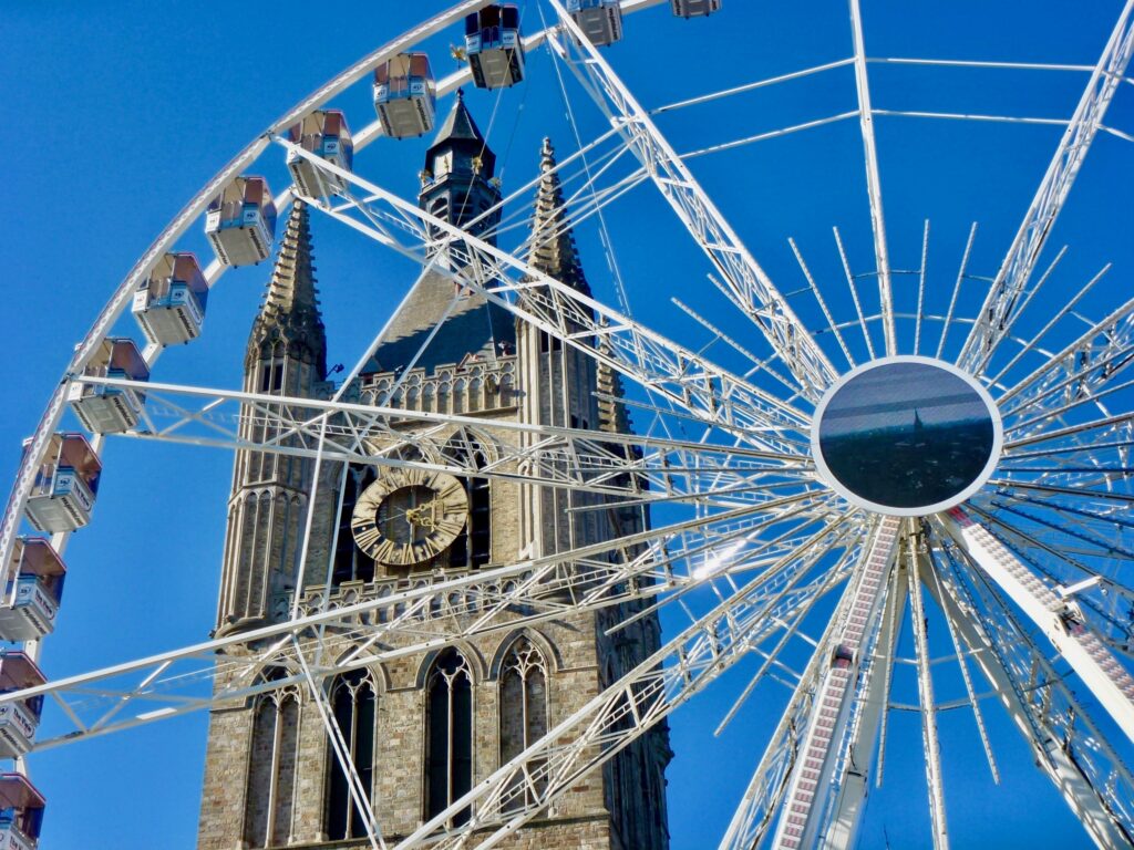 grande roue devant le clocher de l eglise d ypres