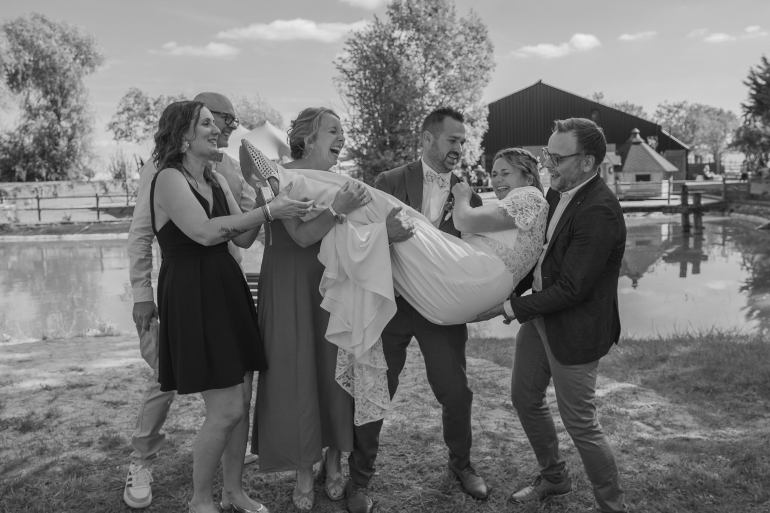 la mariée est porté par ses témoins