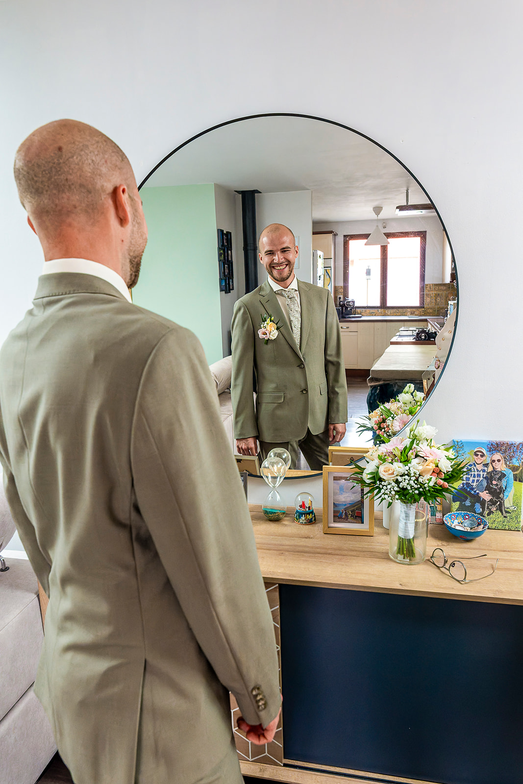 le marié habillé qui se regarde dans le miroir
