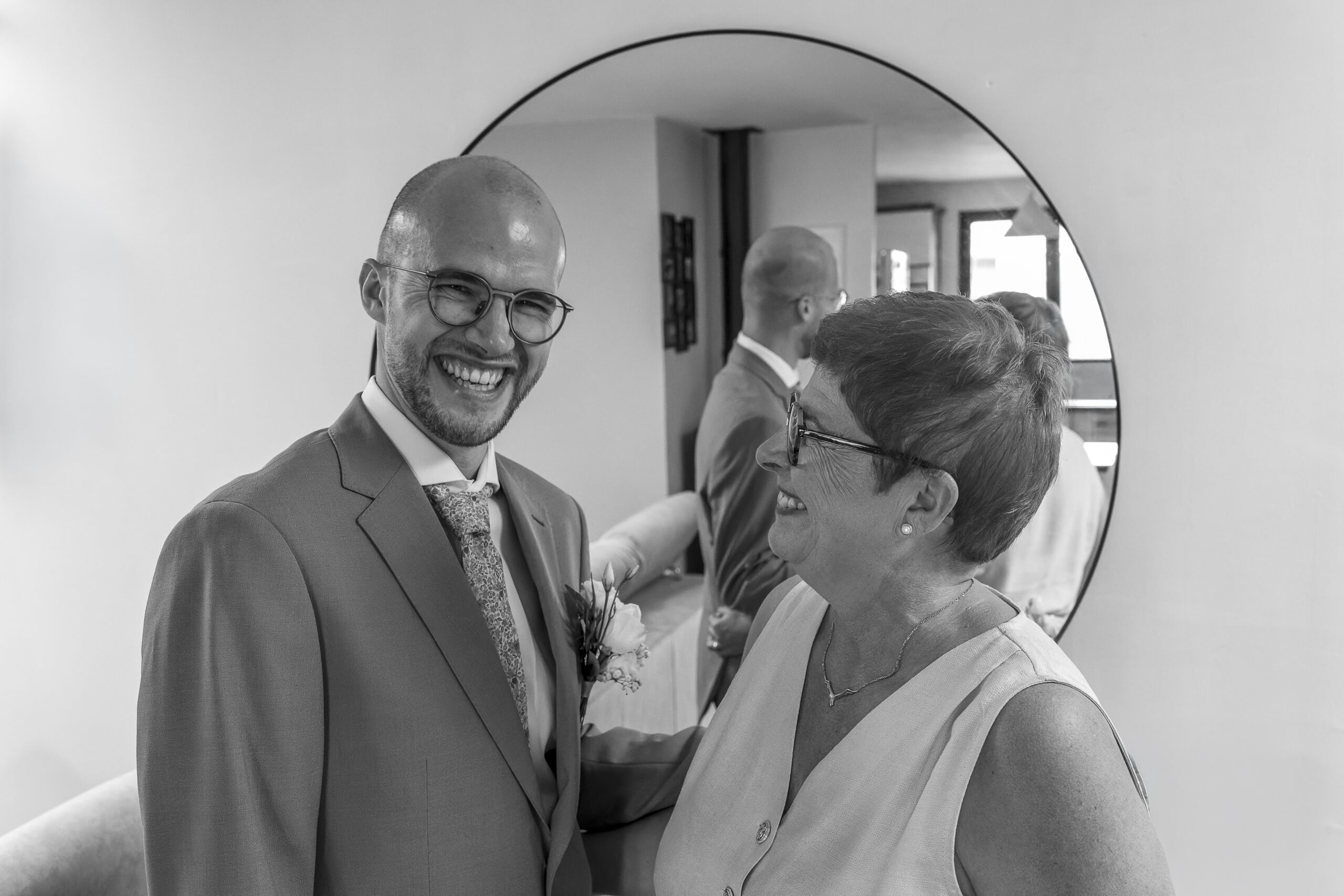 le marié qui éclate de rire avec sa maman
