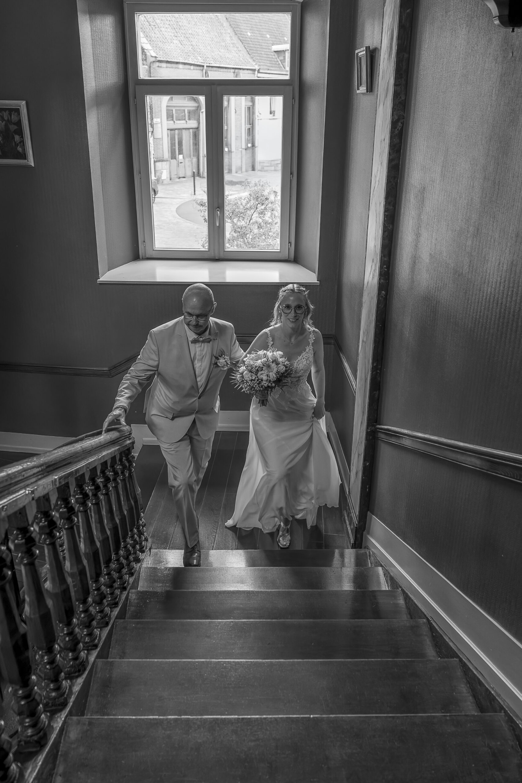 la mariée au ras de son pere qui monte les marches de la mairie