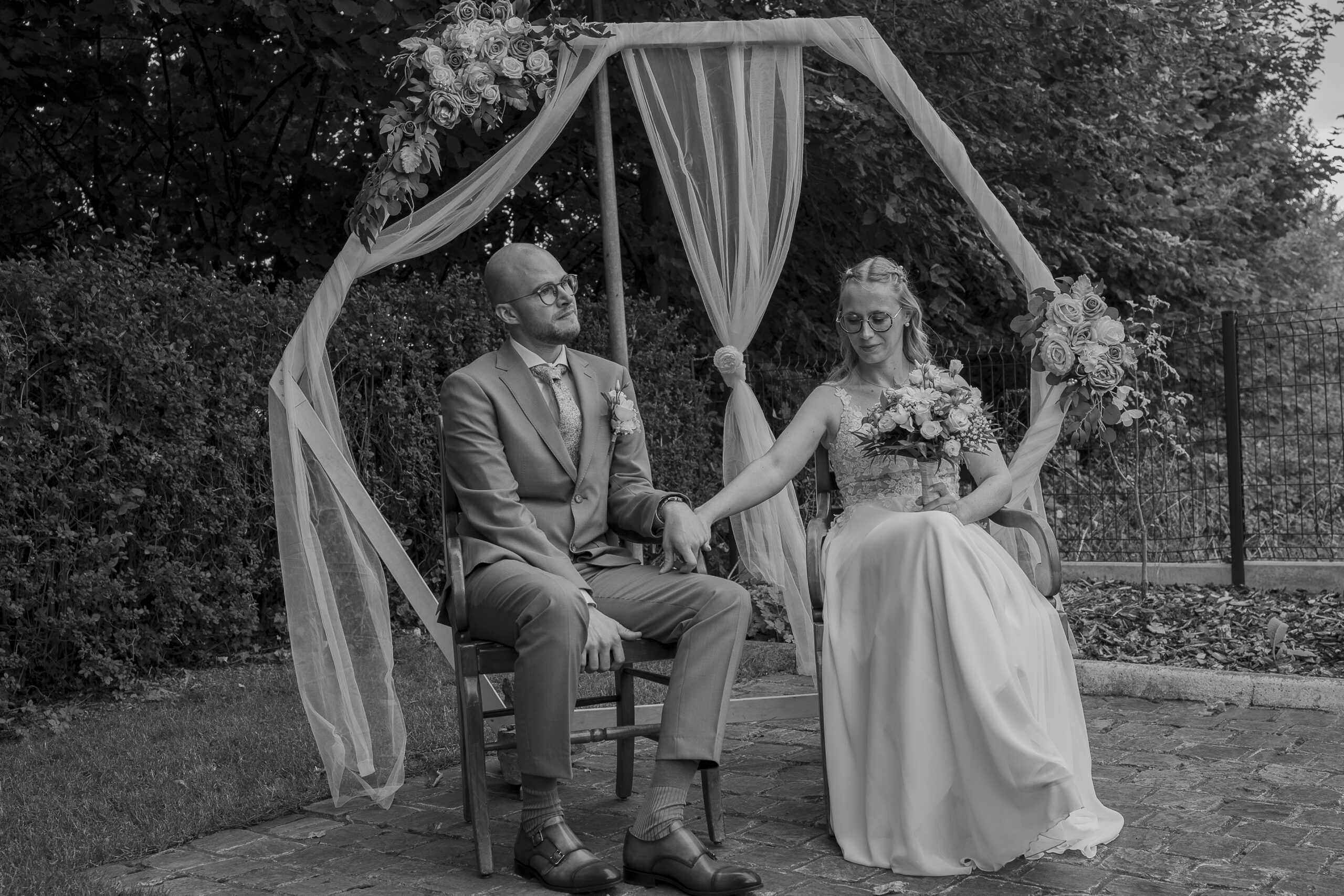 les mariés émus lors de la ceremonie laique