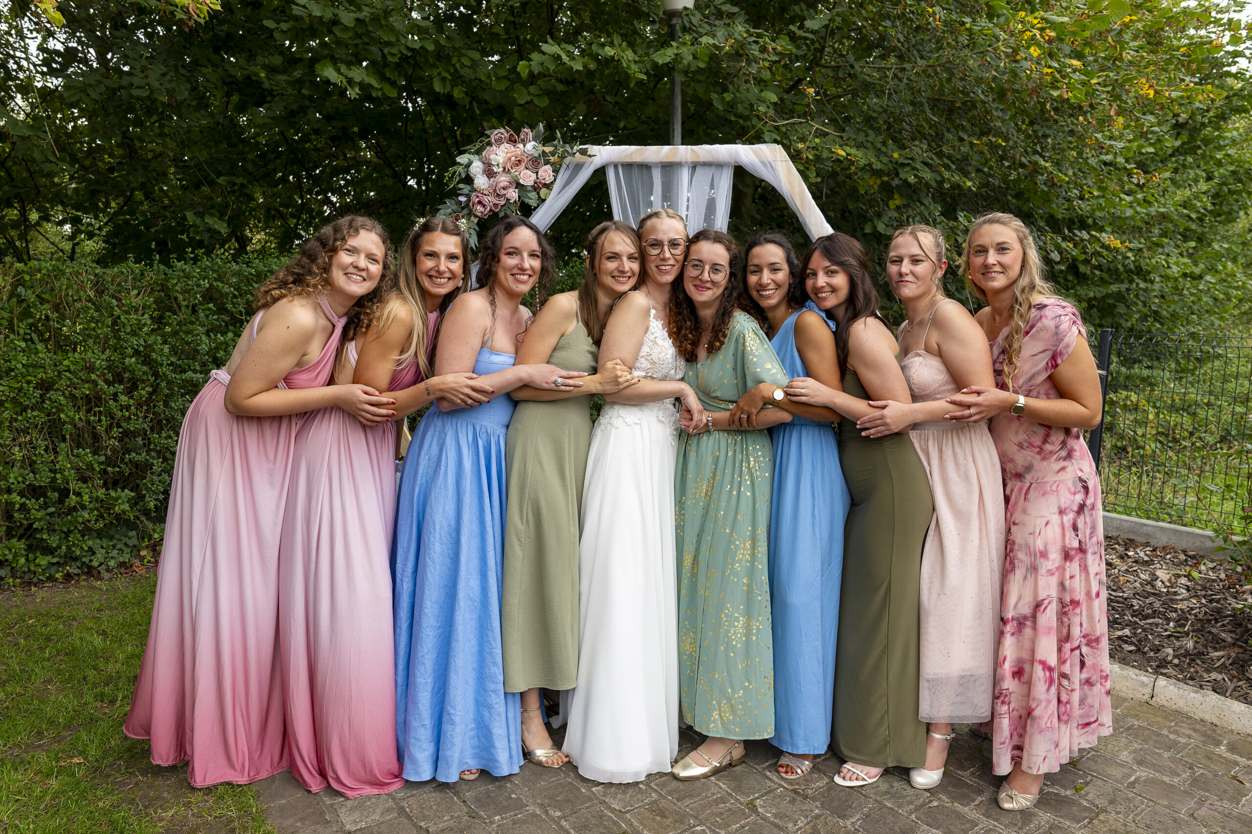 la mariée avec ses amies de chaque côté d'elle