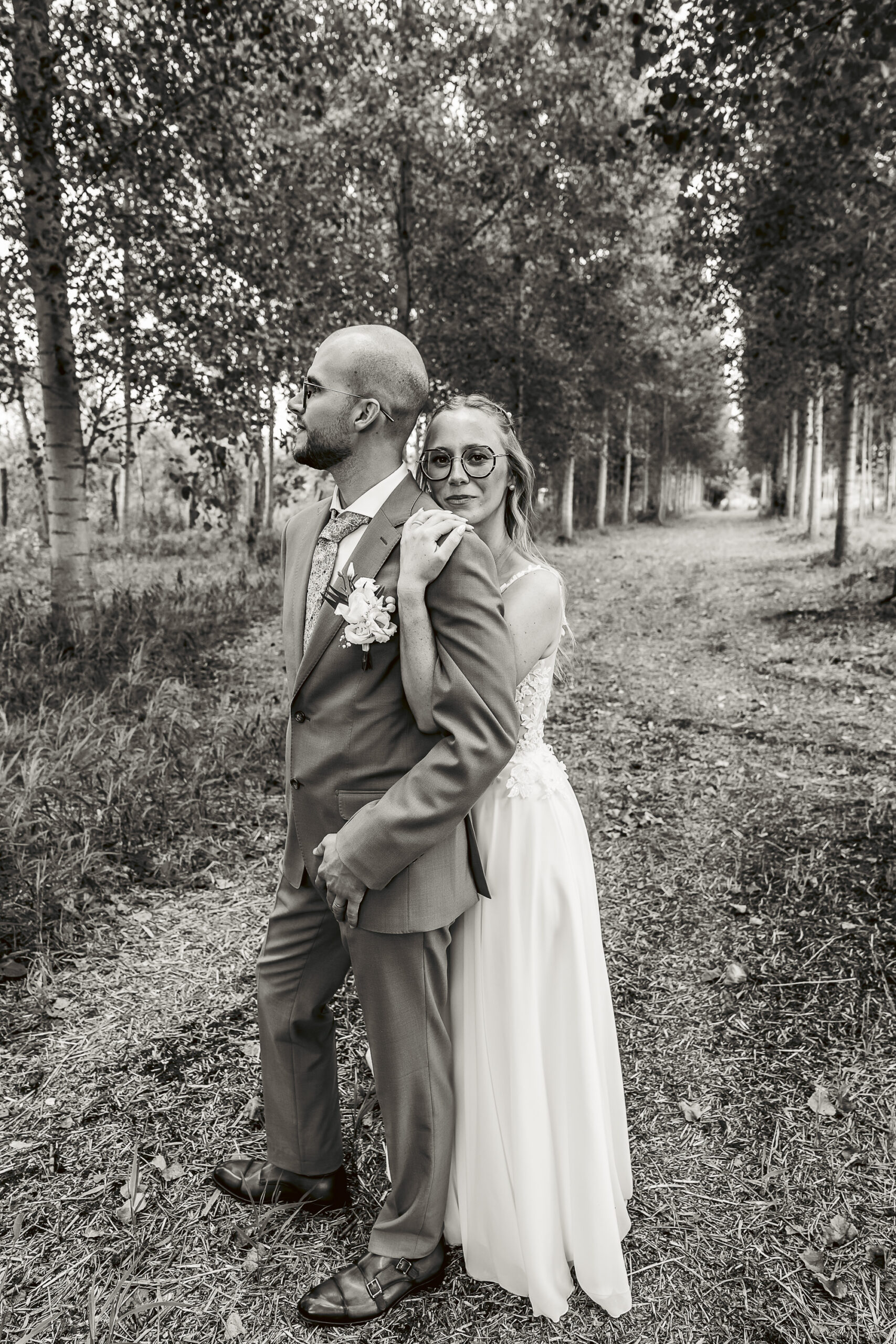 la mariée derrière le marié dans les bois