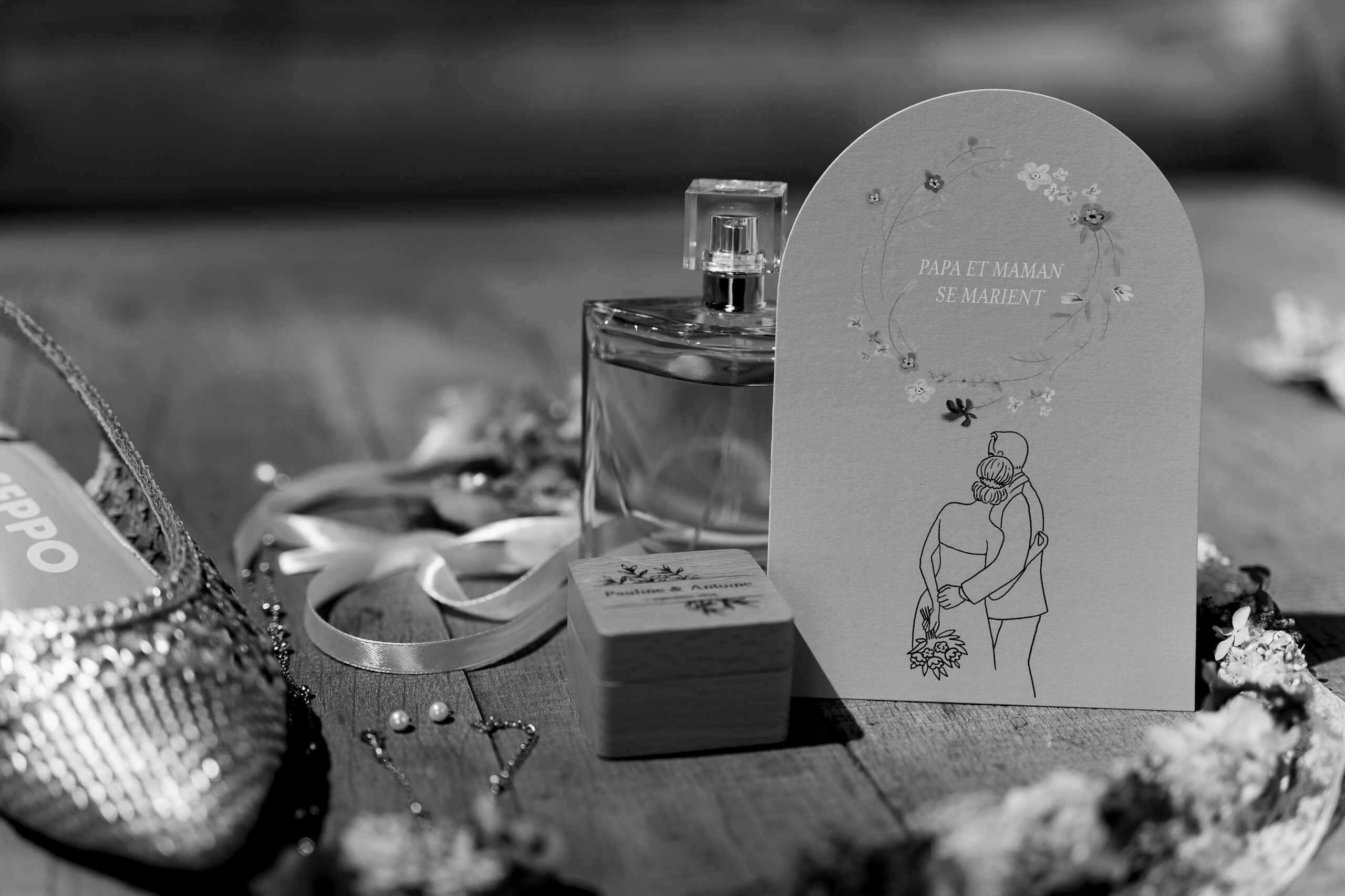 photo des chaussure des et des accessoires de la mariée et du faire part
