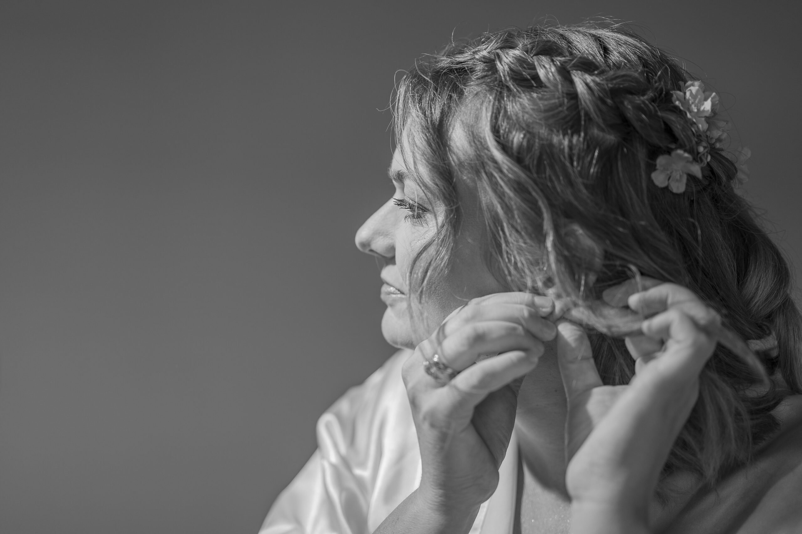 mariée qui met ses boucles d'oreille
