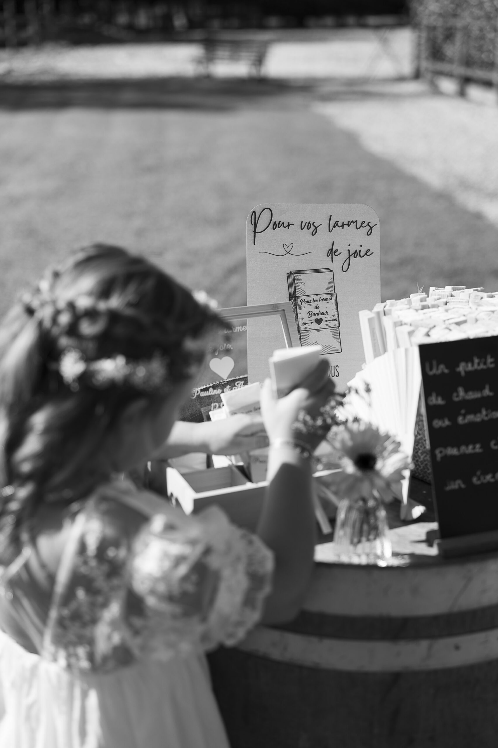 demoiselle d'honneur qui prépare les mouchoirs pour les invités avant la cérémonie laique