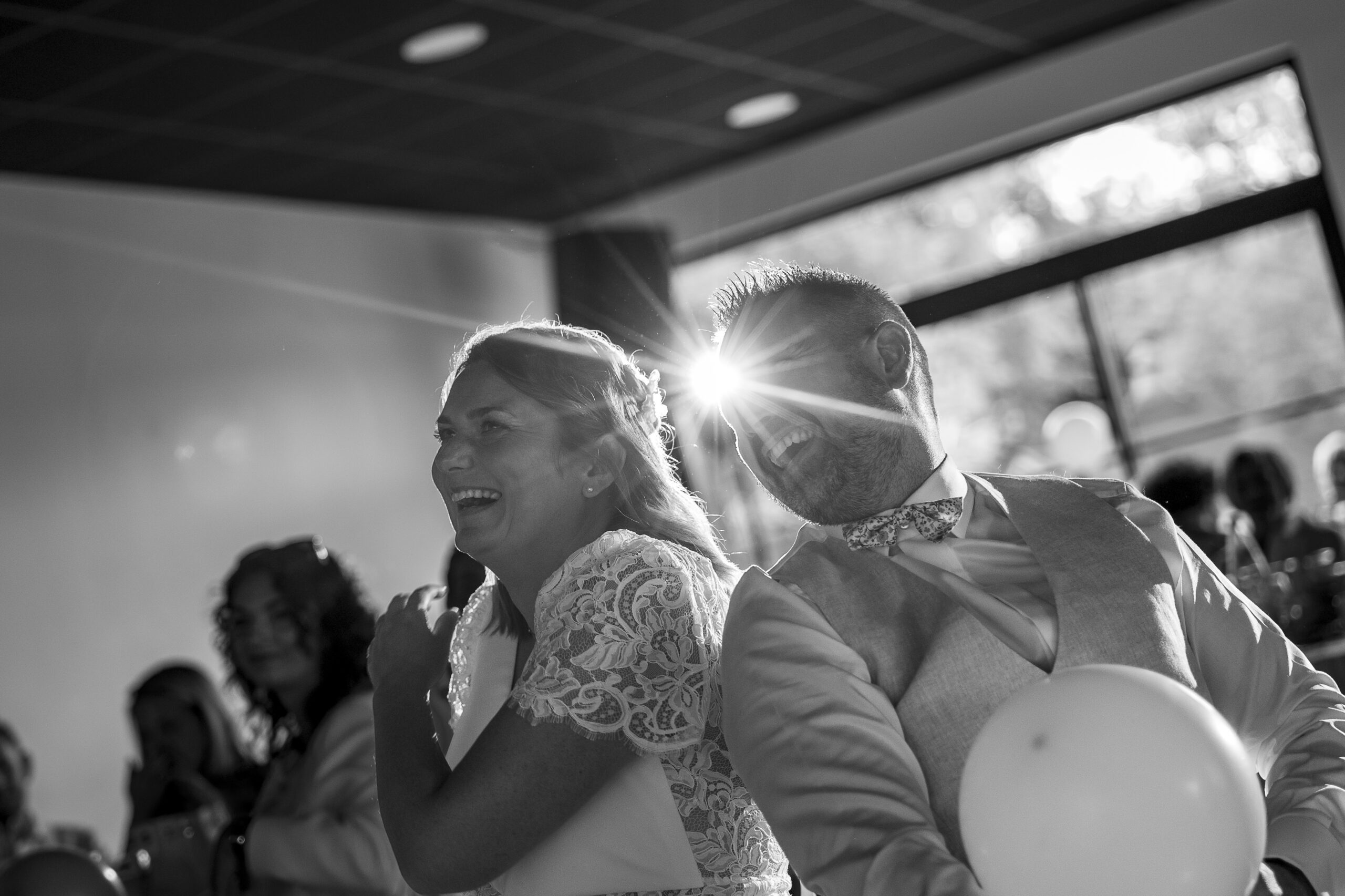 les mariés qui eclatent de rire pendant l'anilation il ou elle