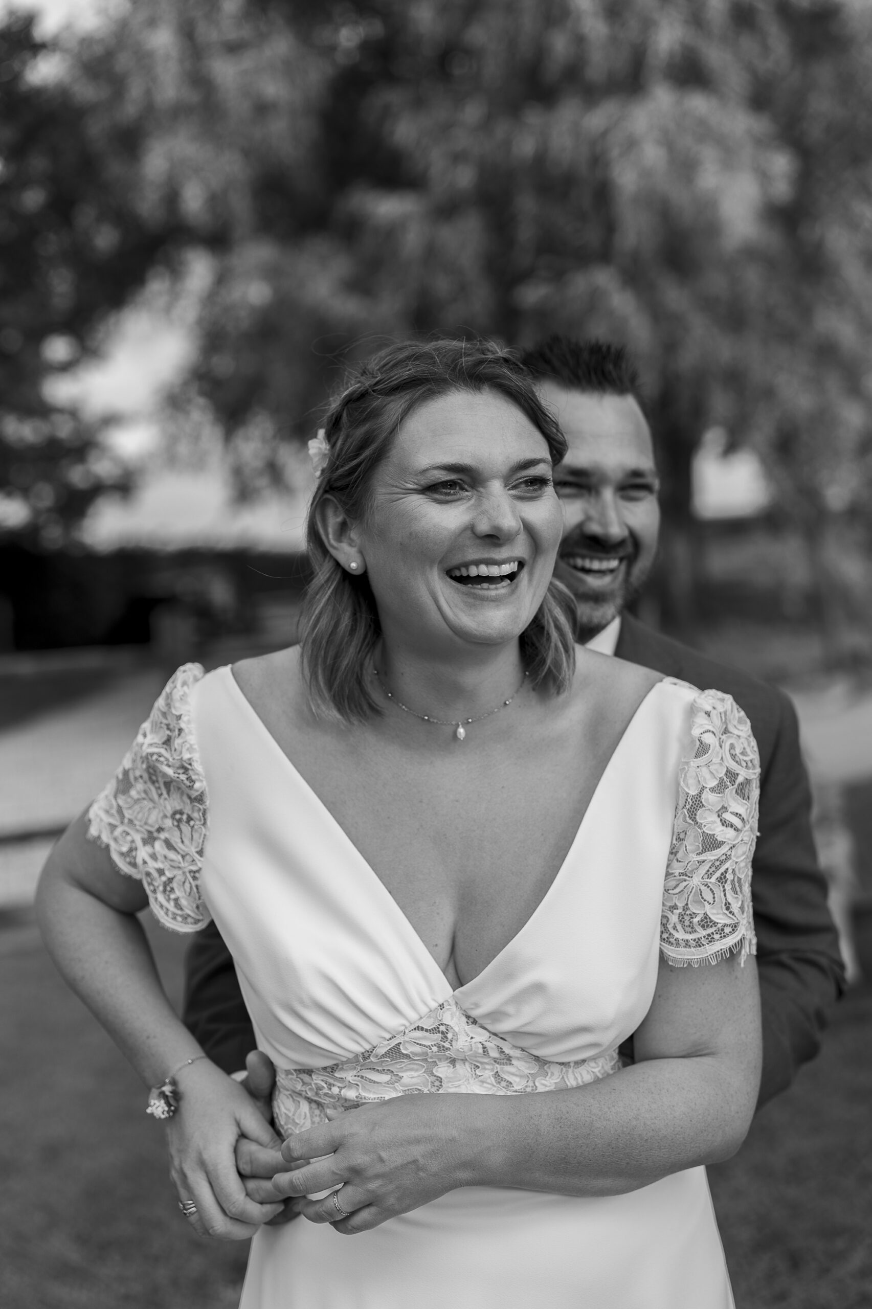 la merié qui chatouille la mariée pendant la seance couple
