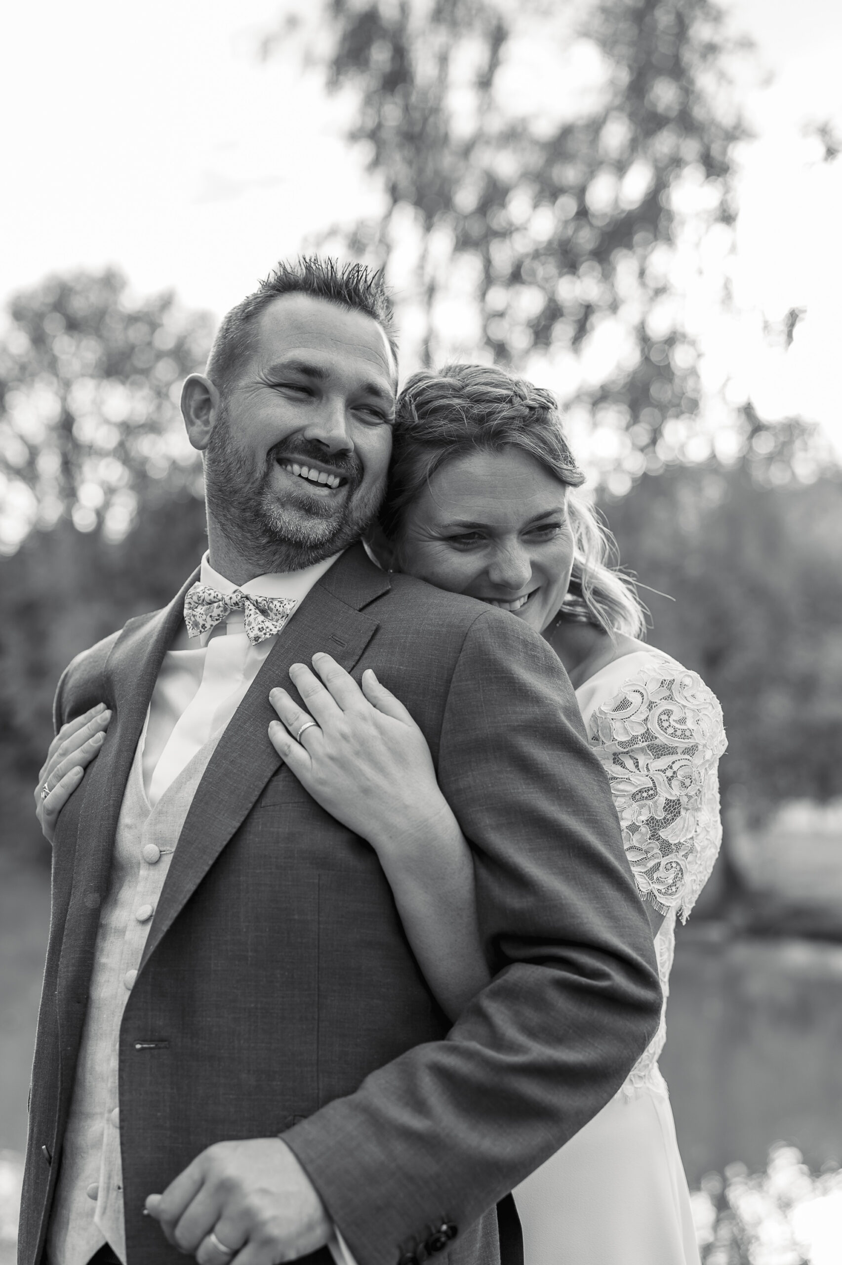 la mariée qui pose sa terte sur le dos du marié