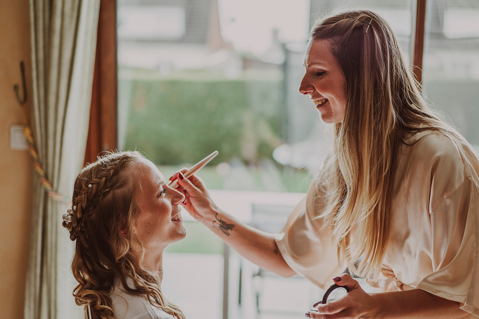 la témoin de la mariée maquille la mariée